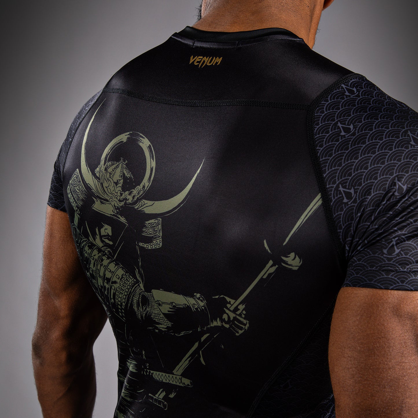 Venum x Assassin’s Creed Shadows Kurzärmeliger Rashguard für Männer - Schwarz