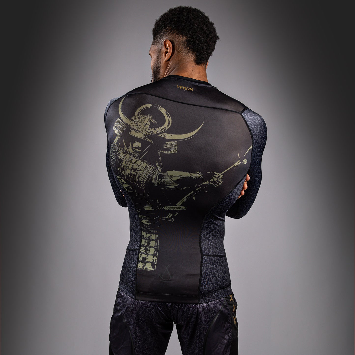 Venum x Assassin’s Creed Shadows Men's Long Sleeve Rashguard - Schwarz