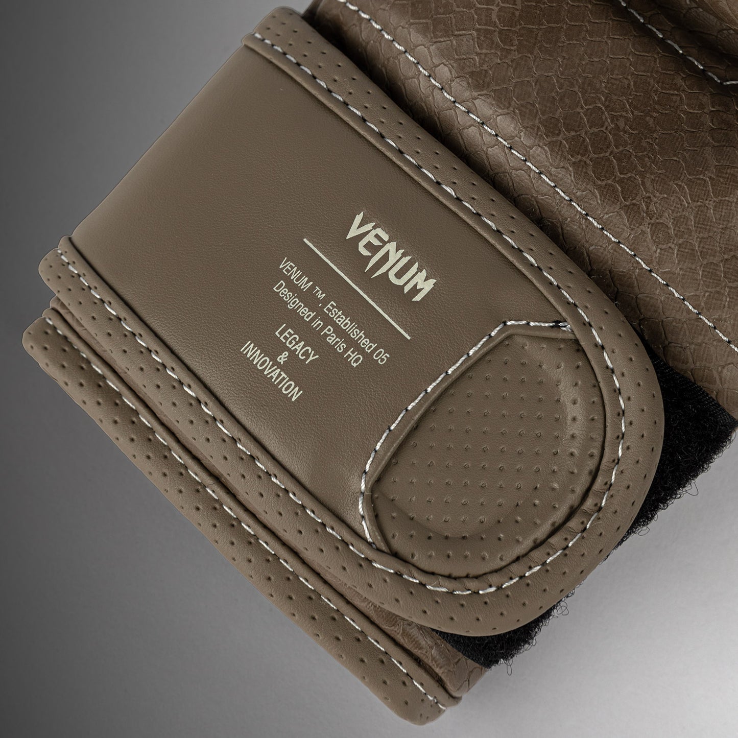 Venum Impact Evo Scales MMA Sparringshandschuhe – Braun