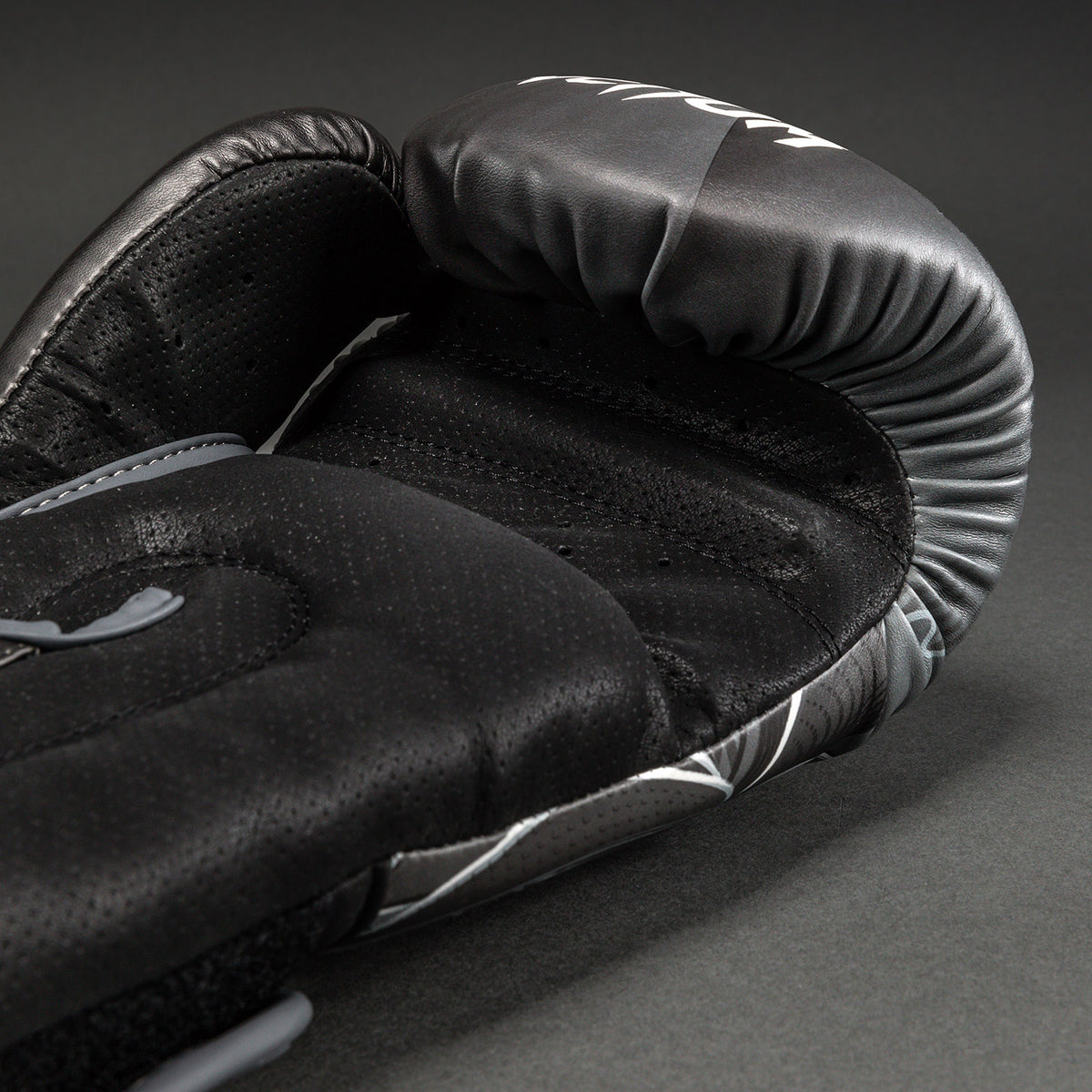 Venum Crimson Viper 2.0 Impact Boxhandschuhe - Schwarz/Grau