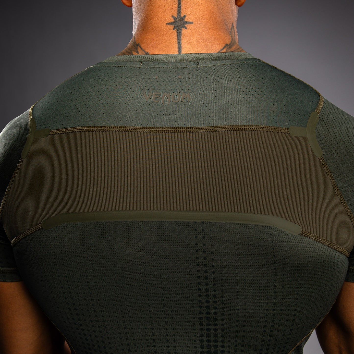 Venum Stealth Kurzarm Rashguard – Khaki/Dunkelgrün
