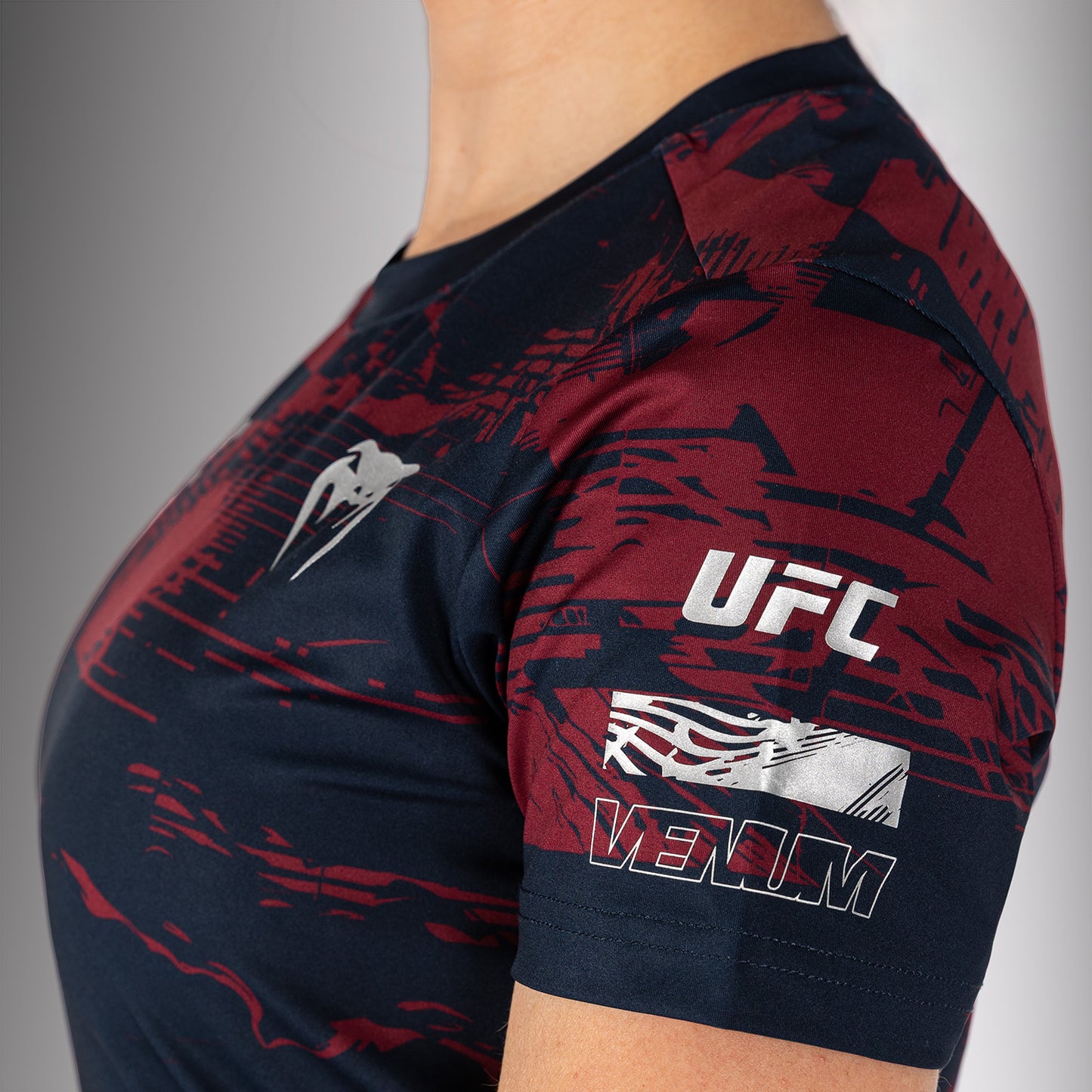 UFC Zenith by Venum Authentic Fight Week Performance Kurzarm T-Shirt Damen - Marineblau/Burgunderrot/Silber