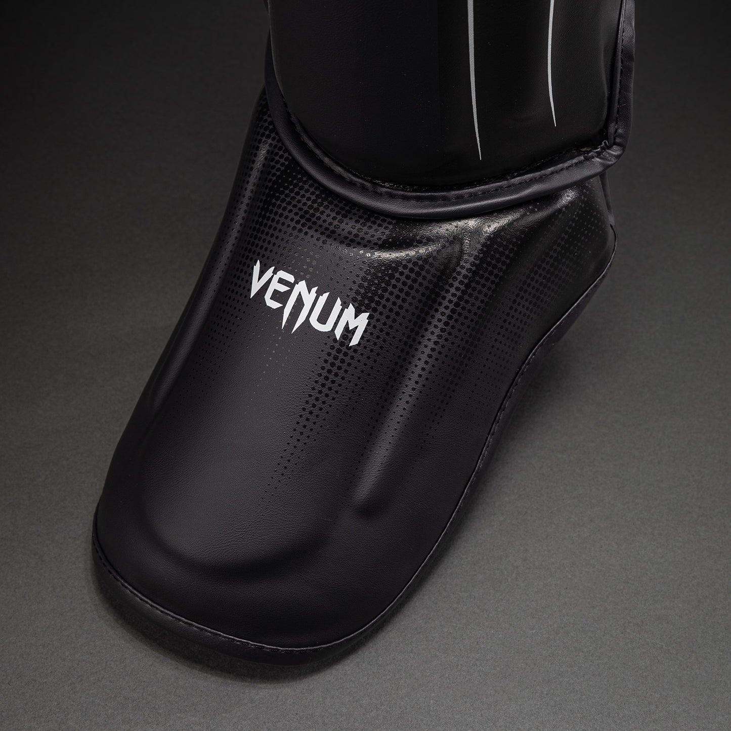 Venum Stealth Schienbeinschoner – Schwarz/Weiß