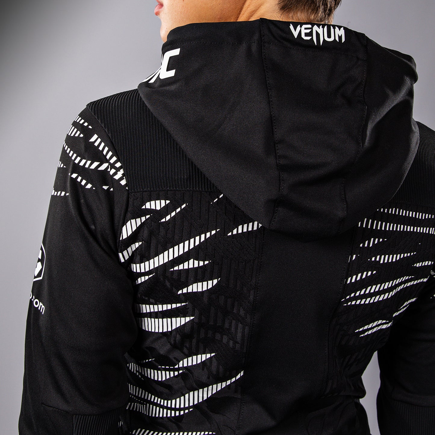 UFC Fusion by Venum Authentic Fight Night Damen Walkout Hoodie - Schwarz