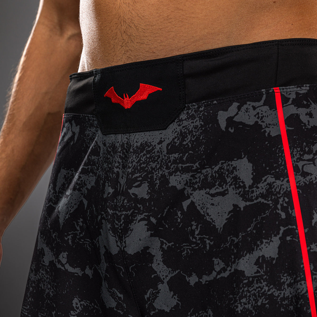 Venum x Batman Fightshorts - Schwarz/Grau/Rot