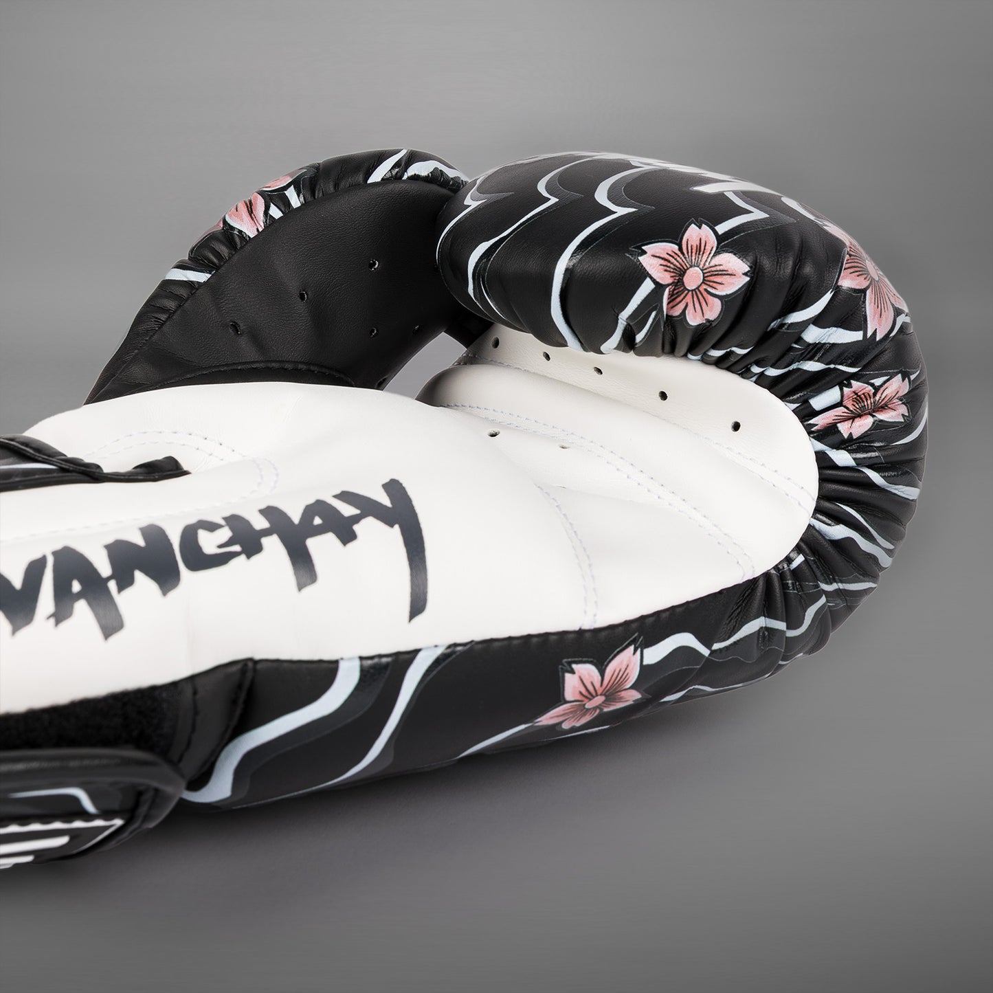 Venum X Tawanchay Boxhandschuhe – Schwarz/Weiß