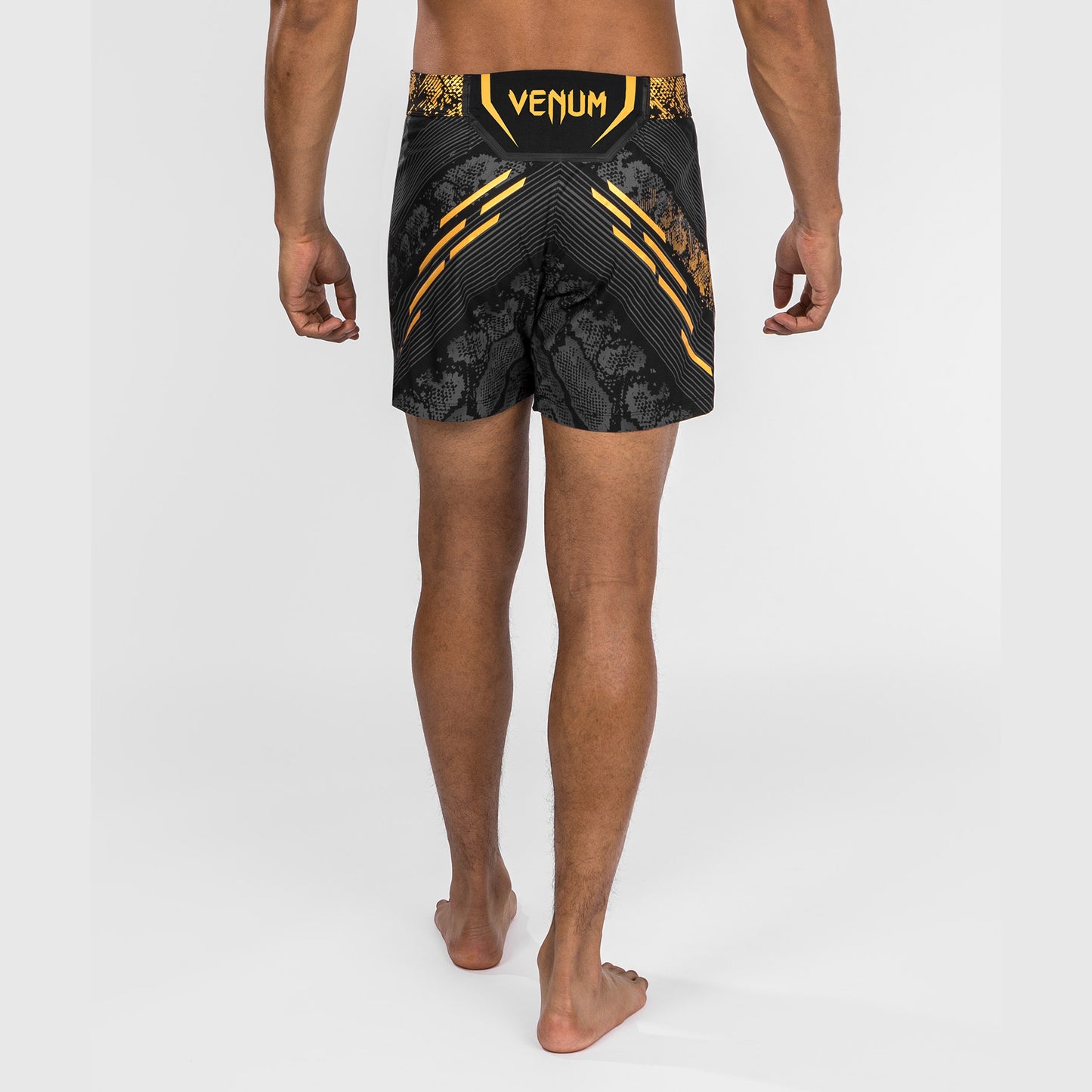 UFC Adrenaline by Venum Personalisierte Authentische Fight Night Herren-Kampfshorts - Kurze Passform - Schwarz/Gold