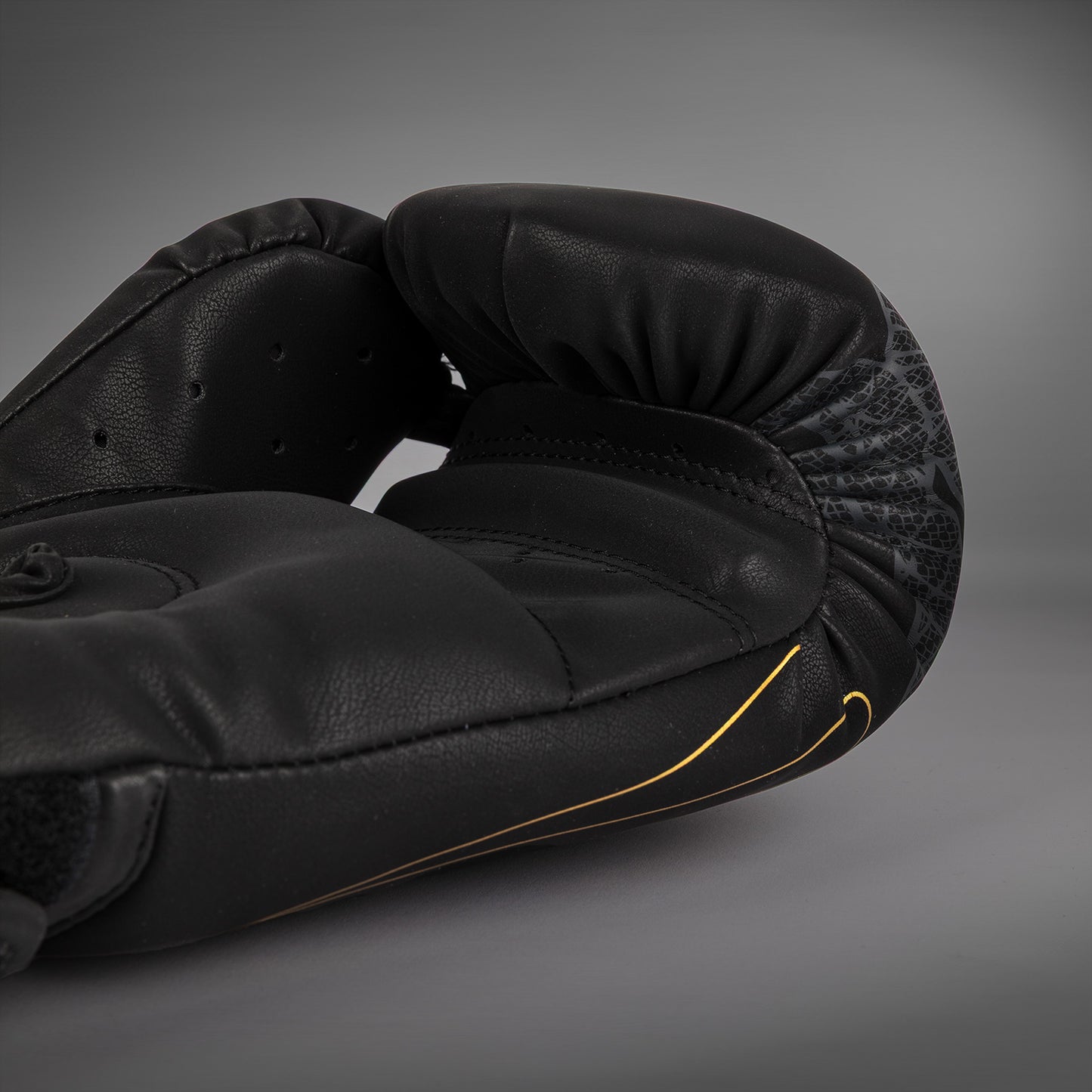 Venum Serpenti Boxhandschuhe – Schwarz/Silber/Gold