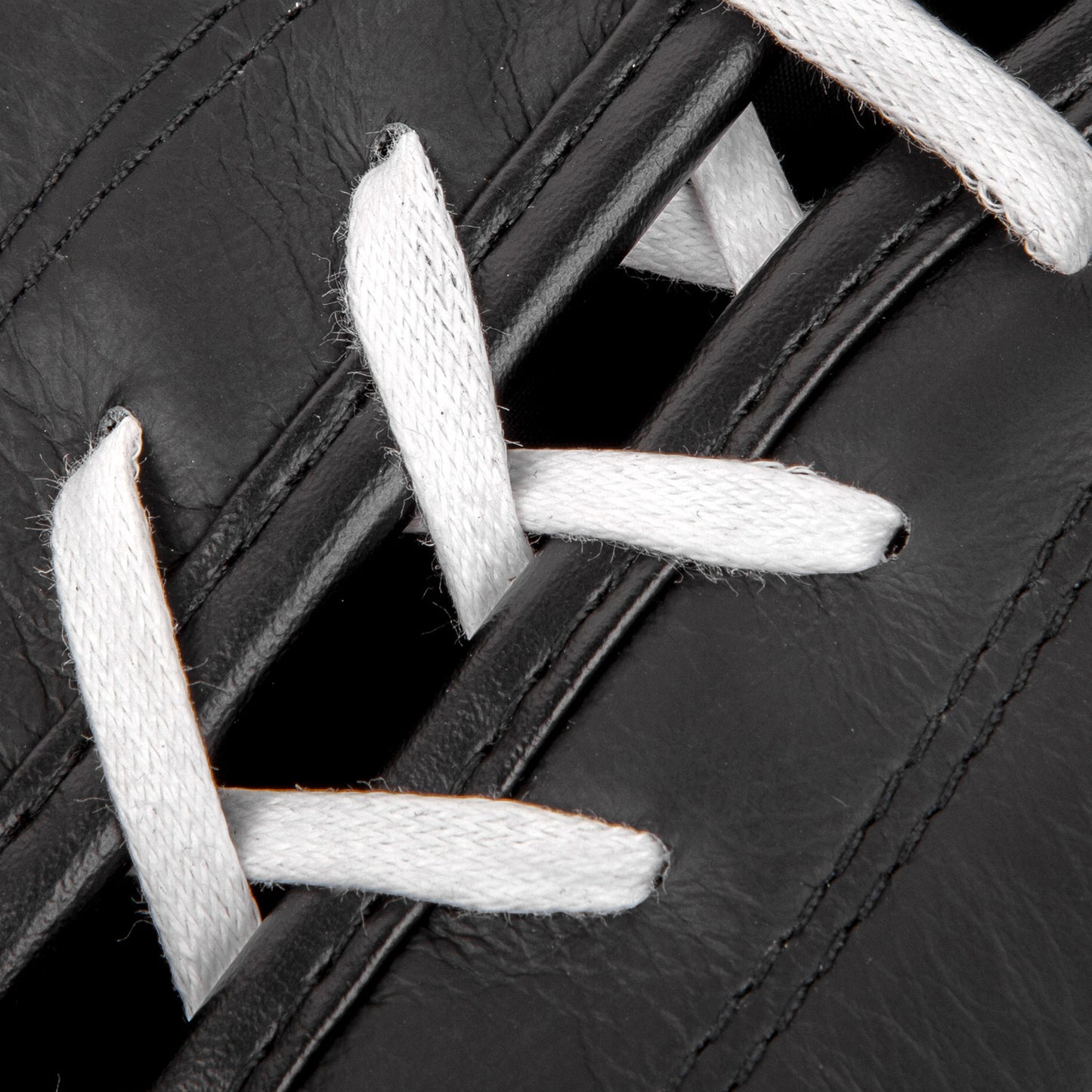 Venum Hammer Profi-Boxhandschuhe mit Schnürung - Schwarz/Weiß