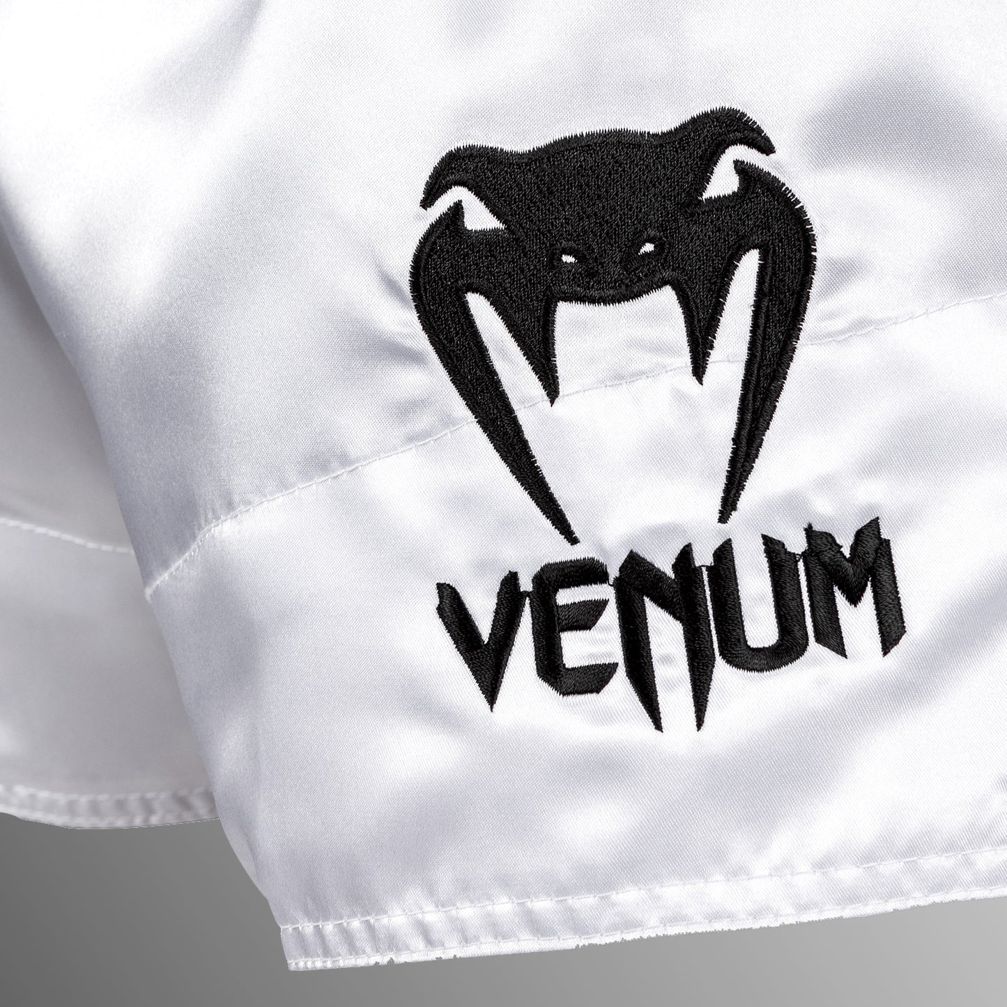 Venum Classic Muay Thai Shorts - Weiß/Schwarz