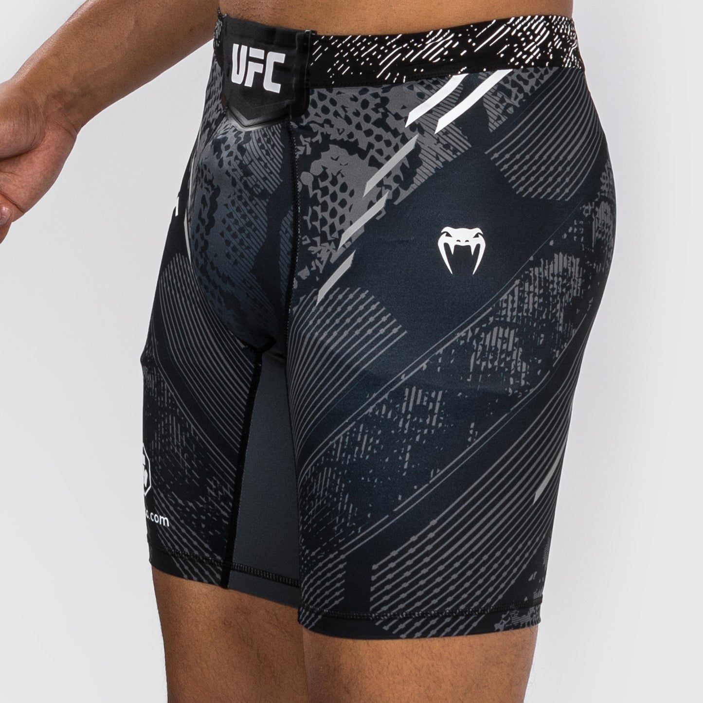 UFC Adrenaline by Venum Authentic Fight Night Short Vale Tudo für Männer - Schwarz