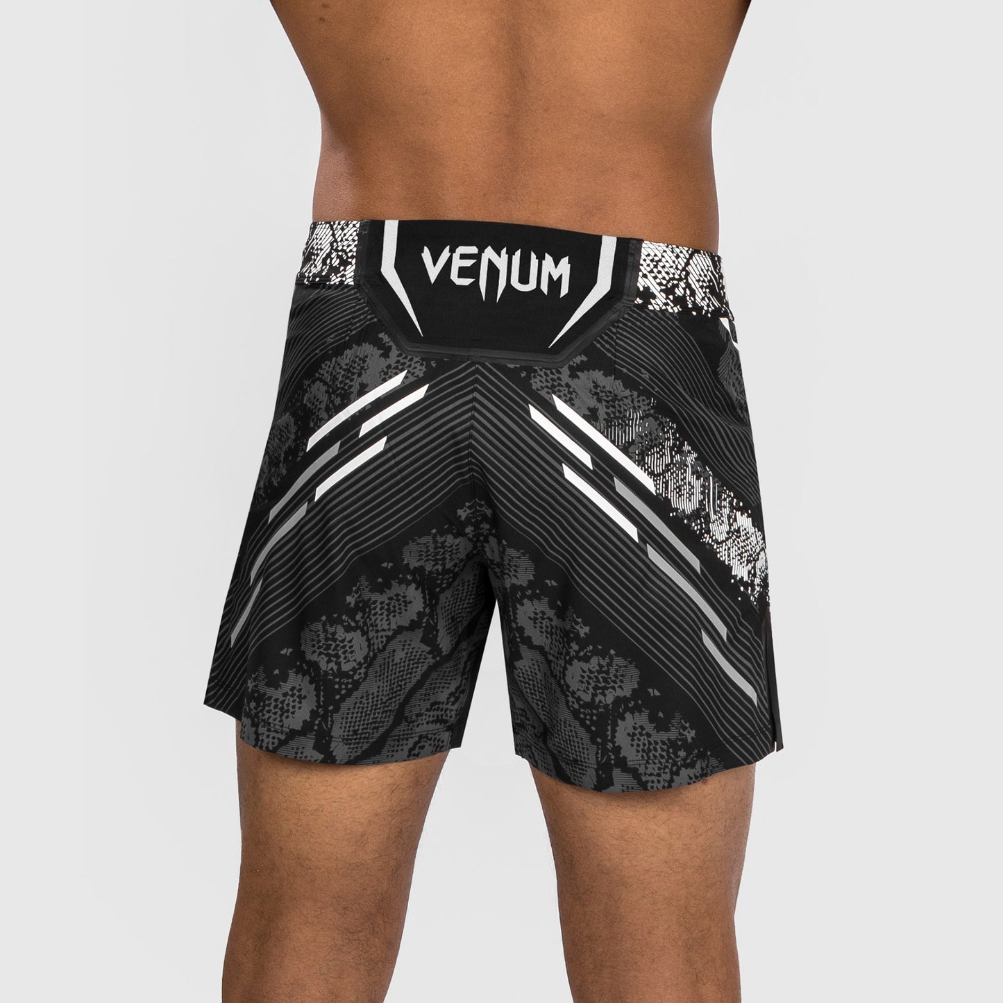 UFC Adrenaline by Venum Personalisierte Authentische Fight Night Herren-Kampfshorts - Kurze Passform - Schwarz