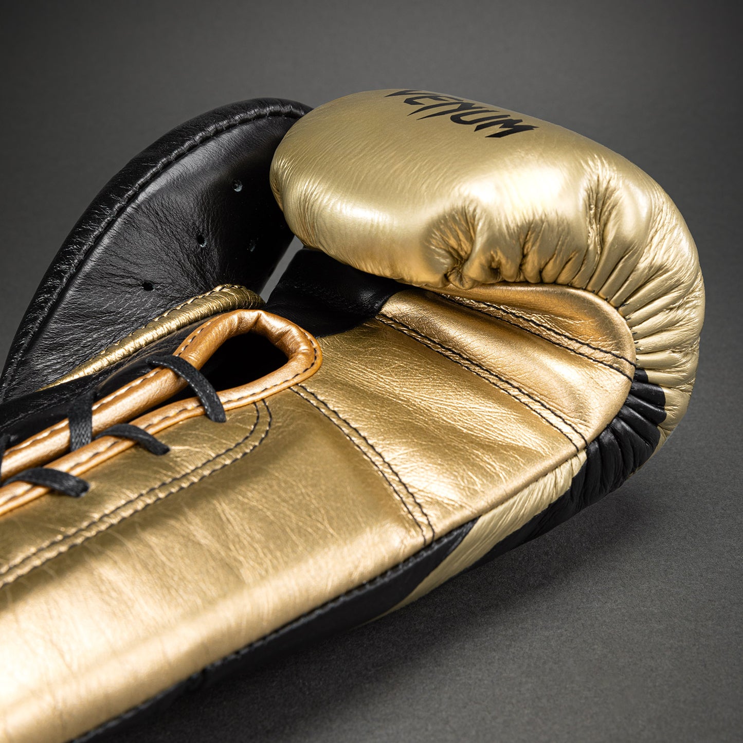 Venum Hammer Profi-Boxhandschuhe mit Schnürung - Schwarz/Gold