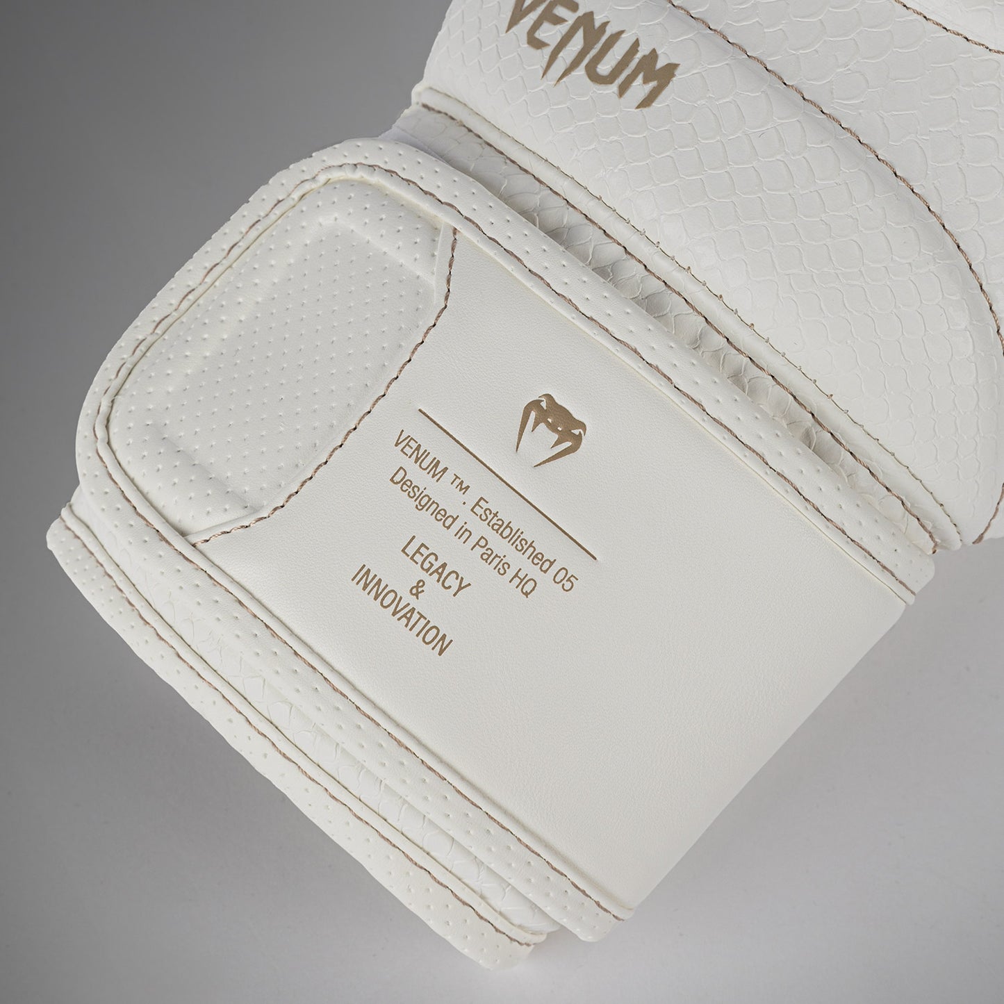 Venum Impact Evo Scales Boxhandschuhe – Elfenbein