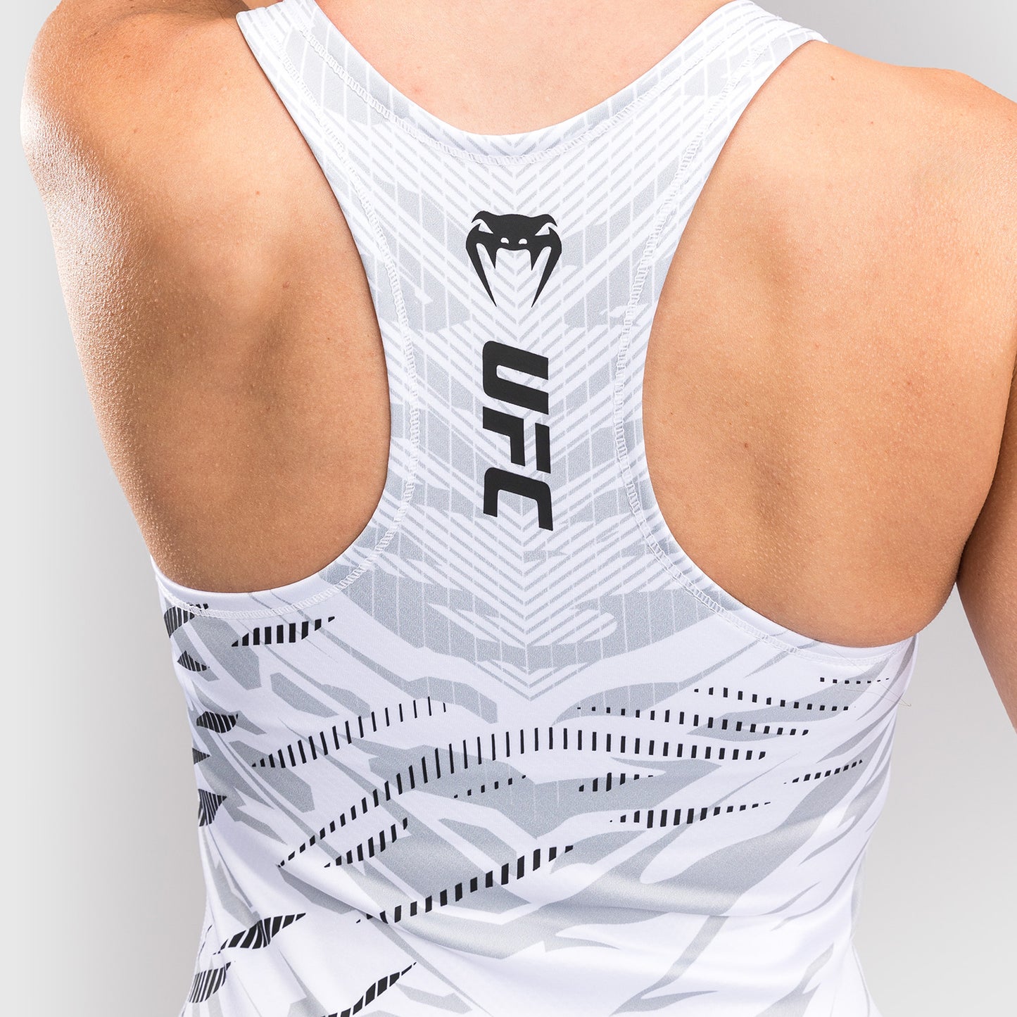 UFC Fusion by Venum Authentic Fight Night Damen Fitted Tank Mit Shelf Bra - Weiß