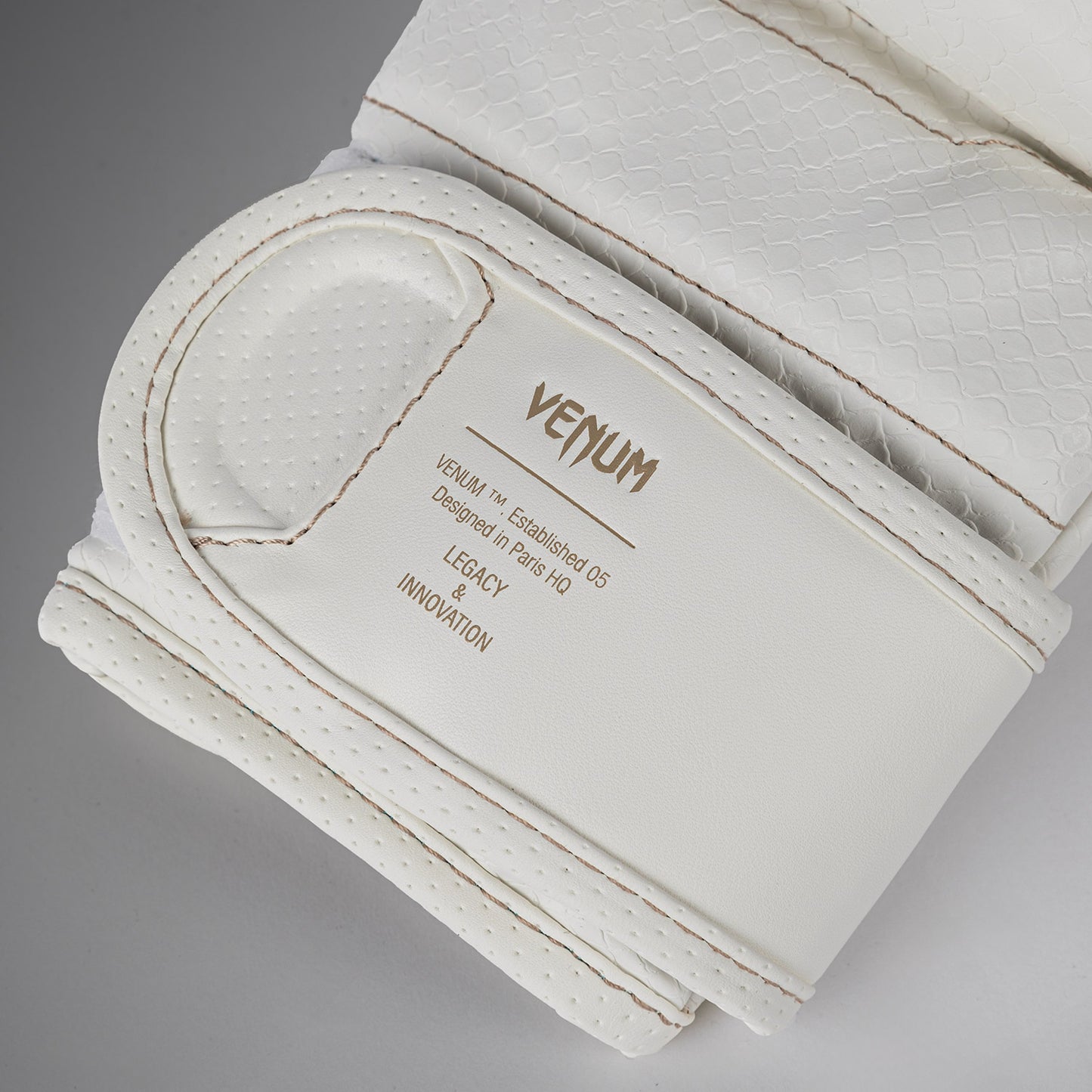 Venum Impact Evo Scales MMA Sparring Handschuhe – Elfenbein