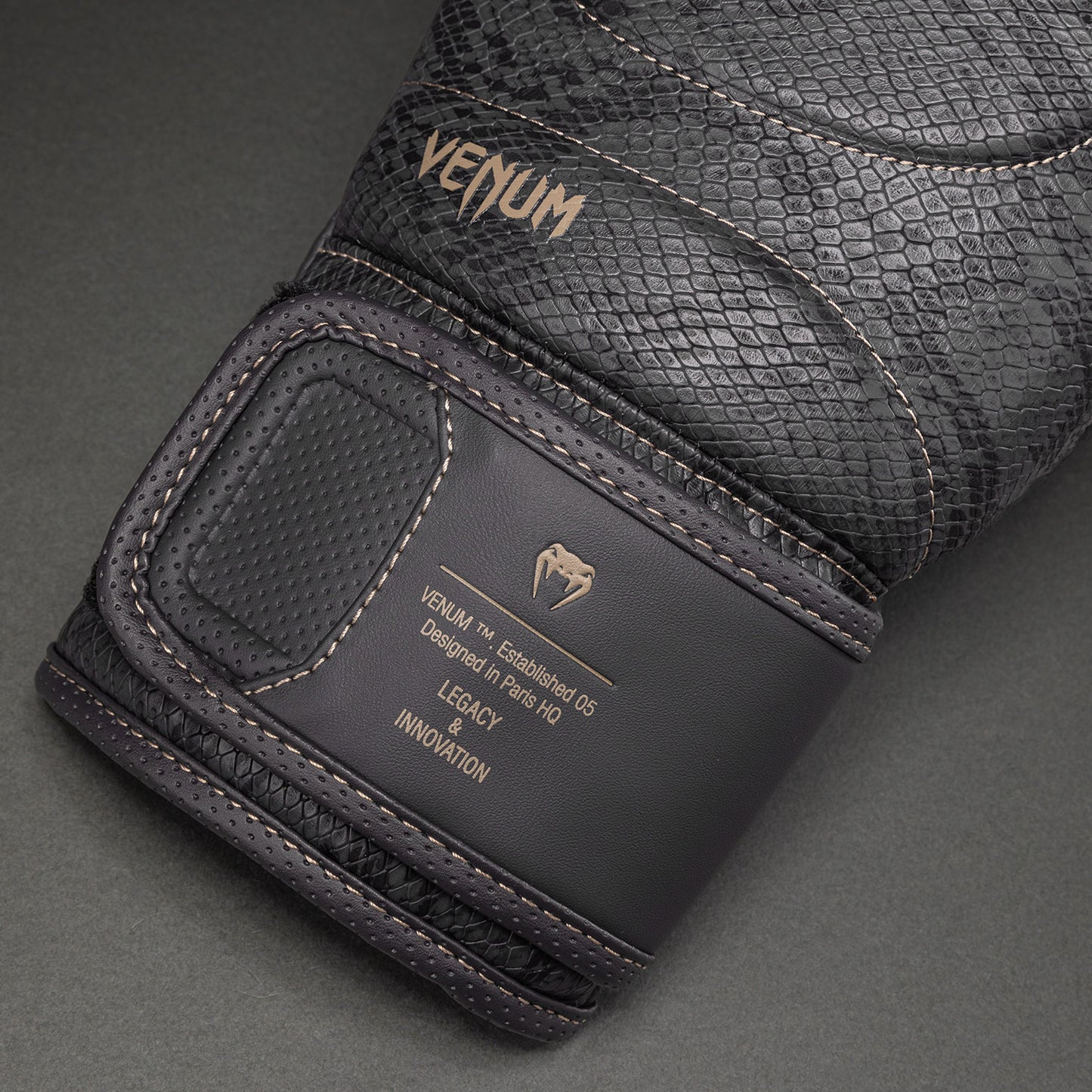 Venum Impact Evo Scales Boxhandschuhe – Dunkelgrau