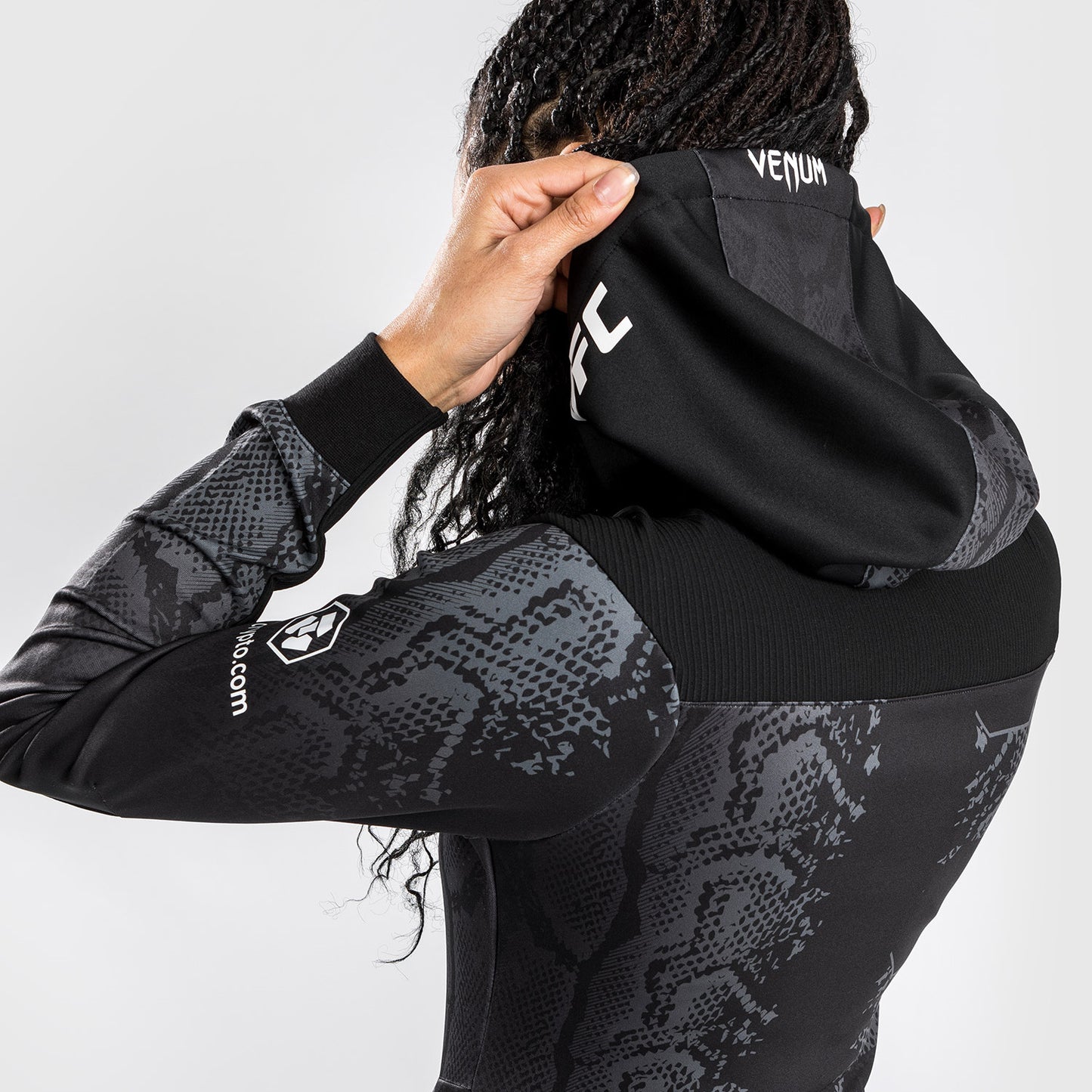 UFC Adrenaline by Venum Personalisiertes Authentic Fight Night Frauen Walkout Hoodie - Schwarz