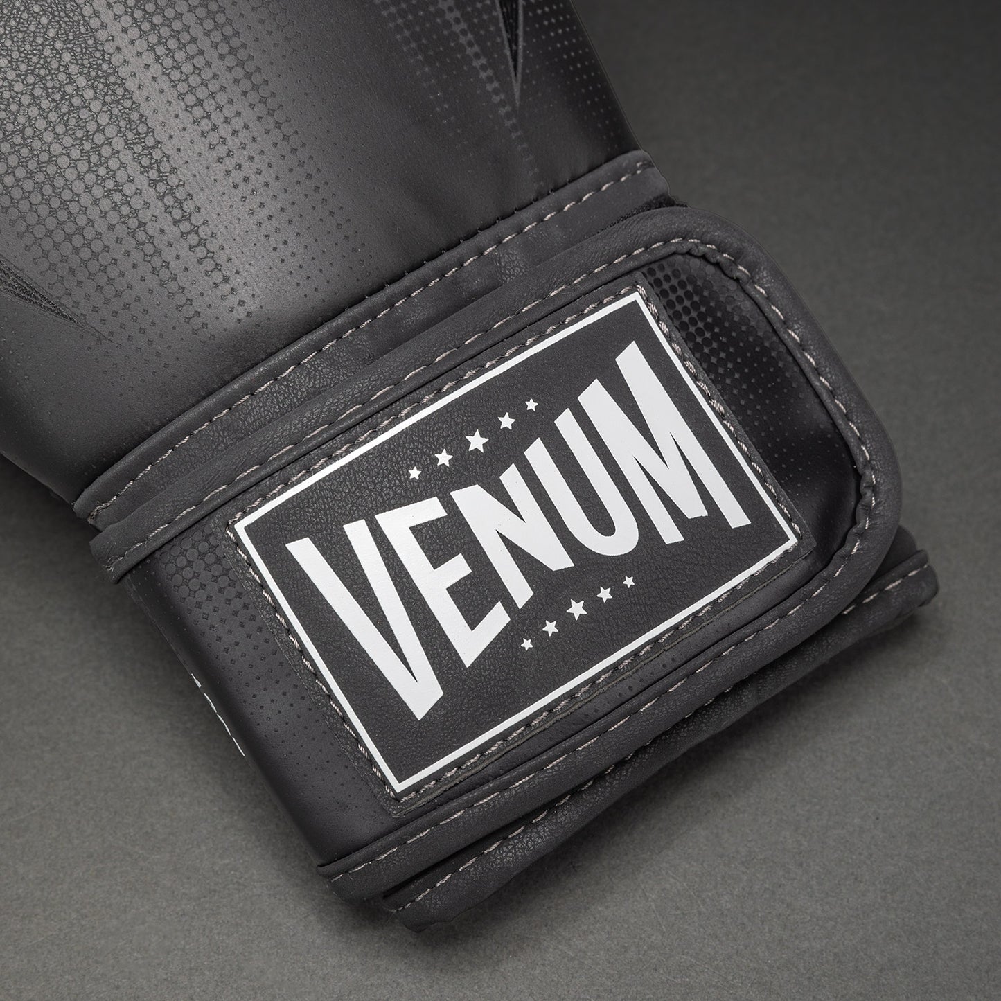 Venum Stealth Boxhandschuhe – Schwarz/Weiß
