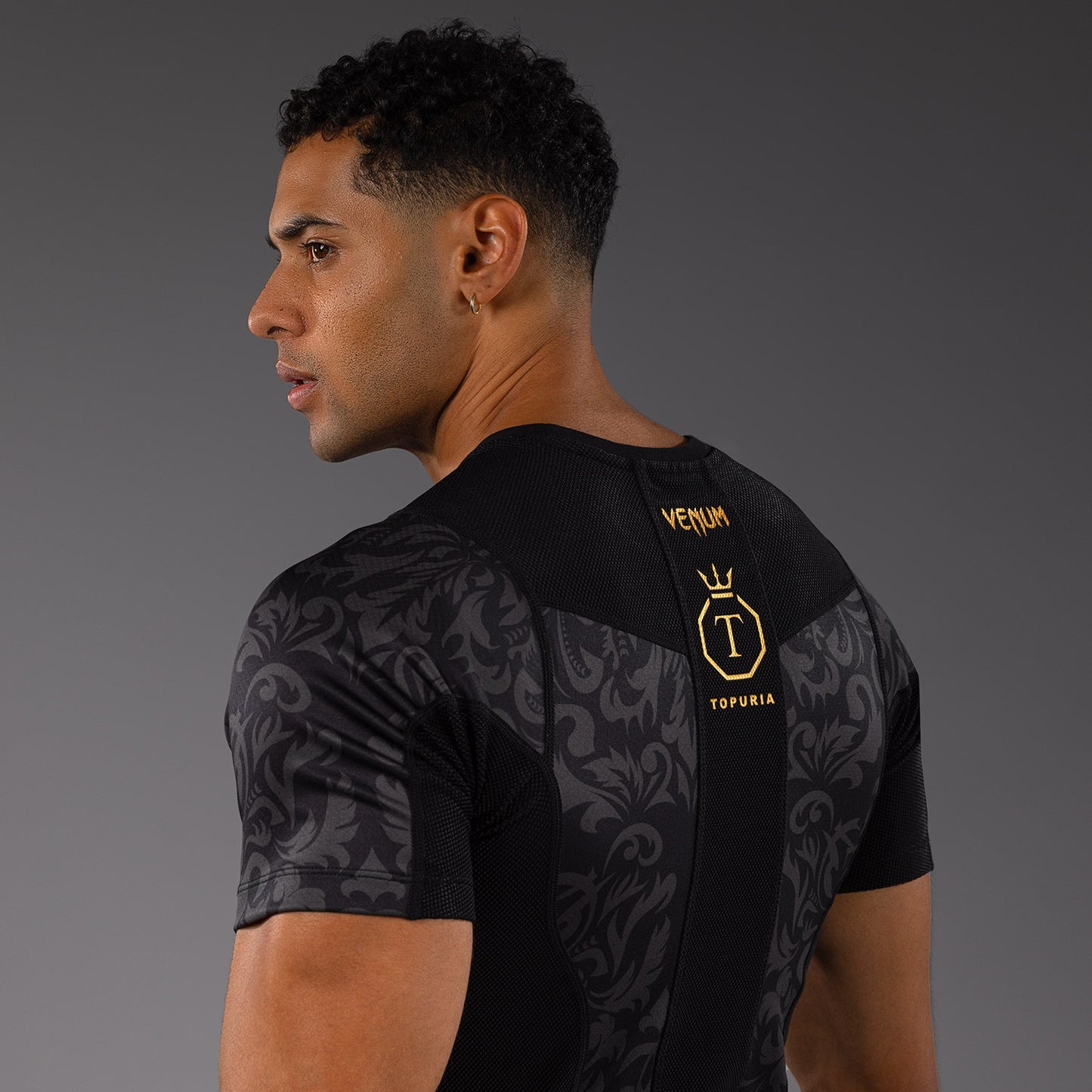 Venum x Topuria Unmatched Edition Kurzarm Rashguard - Schwarz/Gold