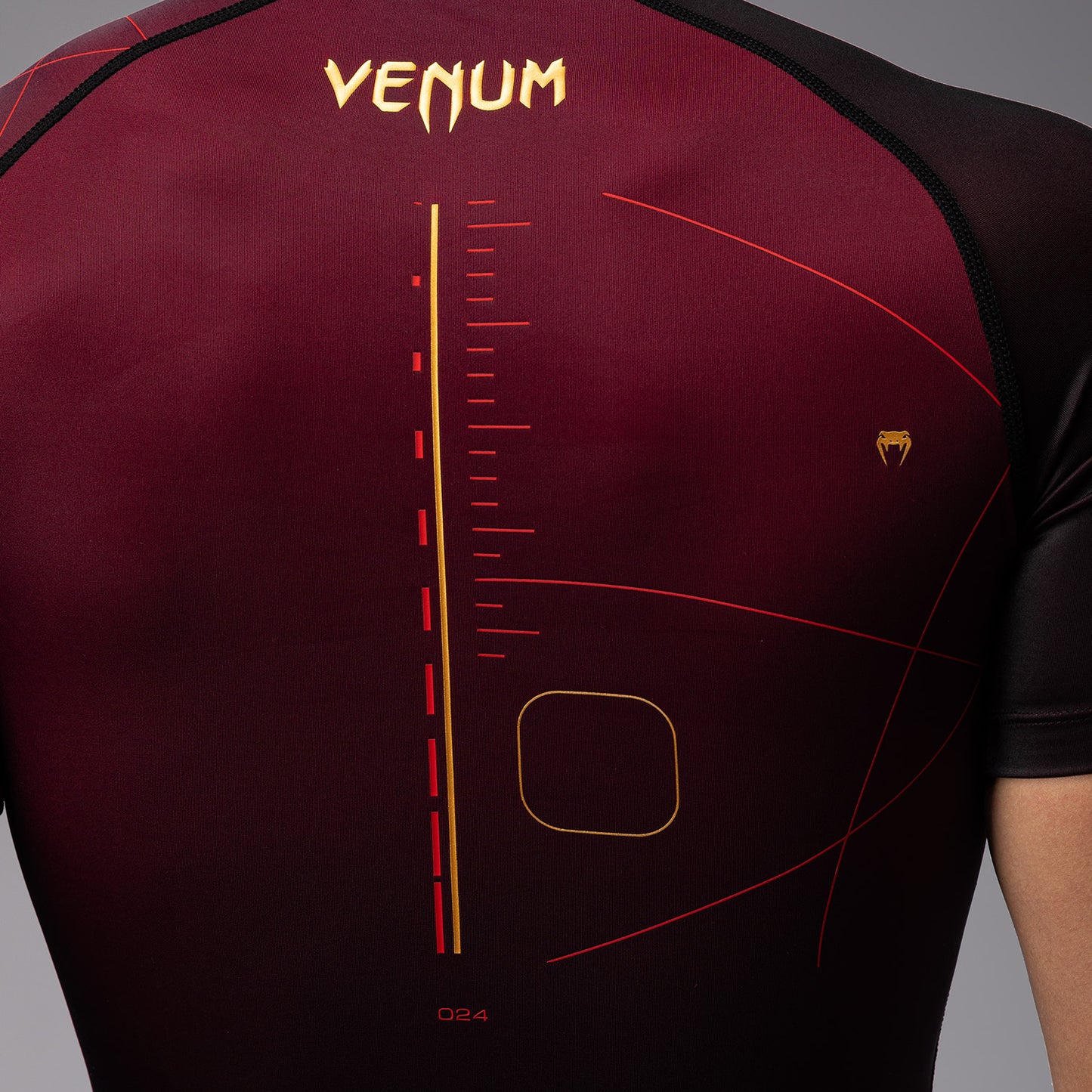 Venum Tactical XT Kurzärmeliger Rashguard für Männer - Schwarz/Burgund/Gold