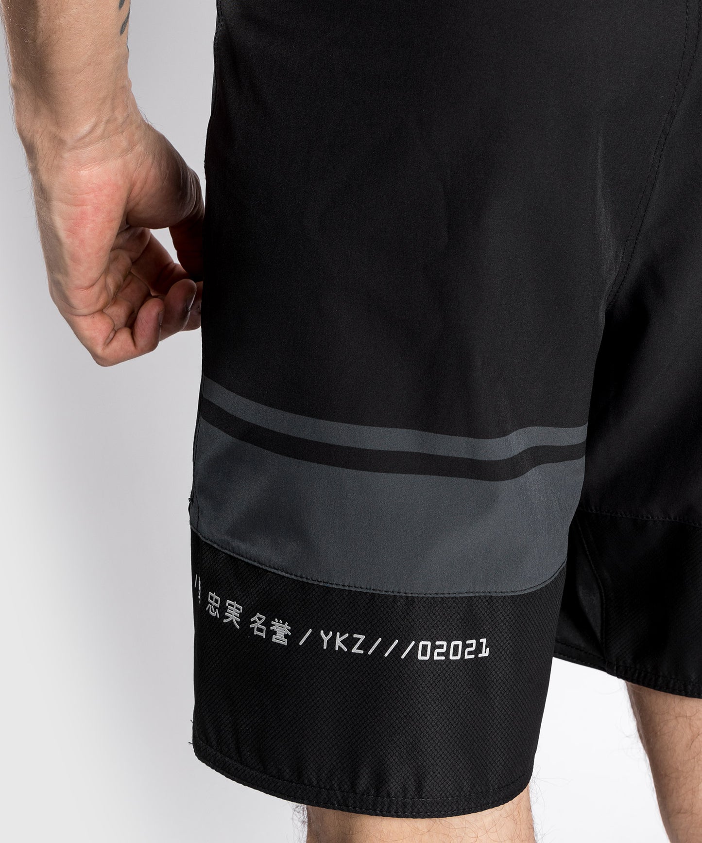 Venum YKZ21 Fightshort – Schwarz/Schwarz