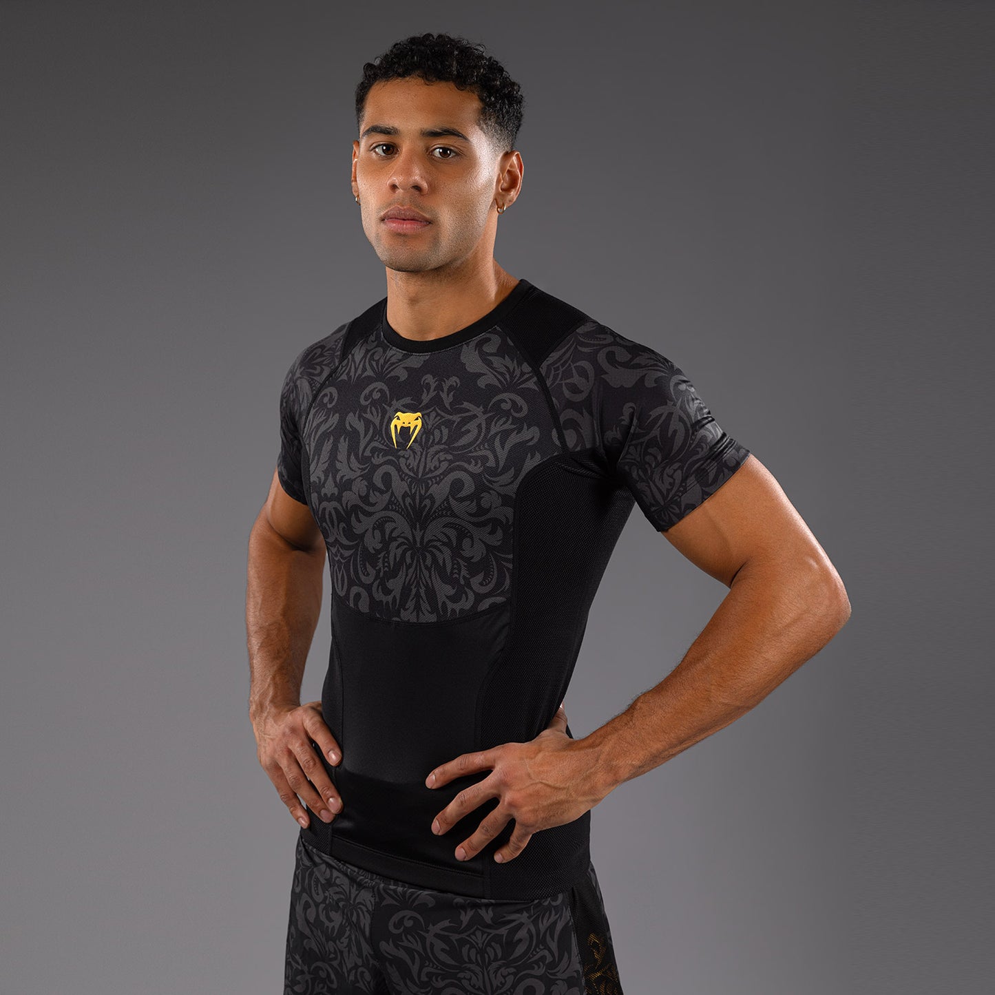Venum x Topuria Unmatched Edition Kurzarm Rashguard - Schwarz/Gold