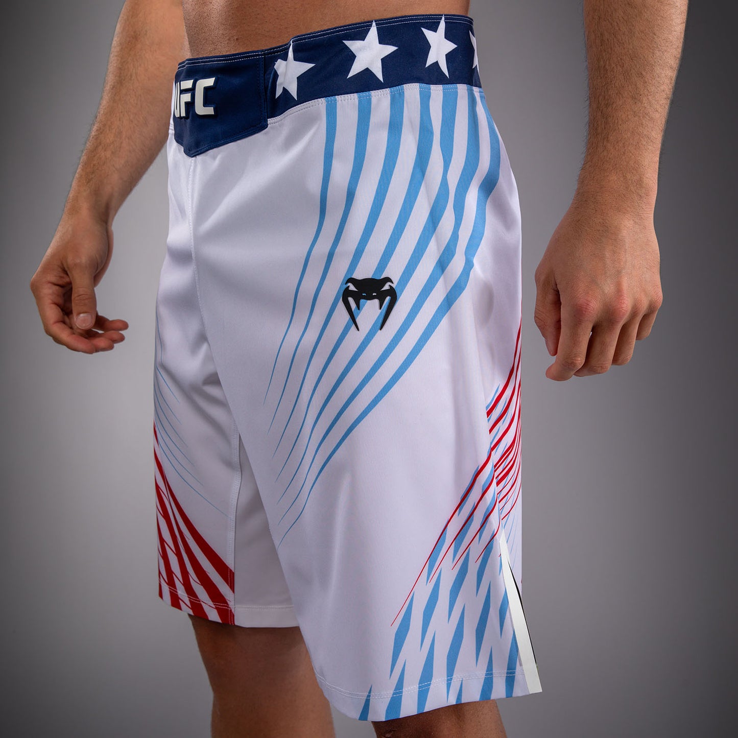 Official UFC Freedom 250 by Venum Personalisiert Authentic Fight Night Fight Shorts im Long Fit für Herren - Weiß