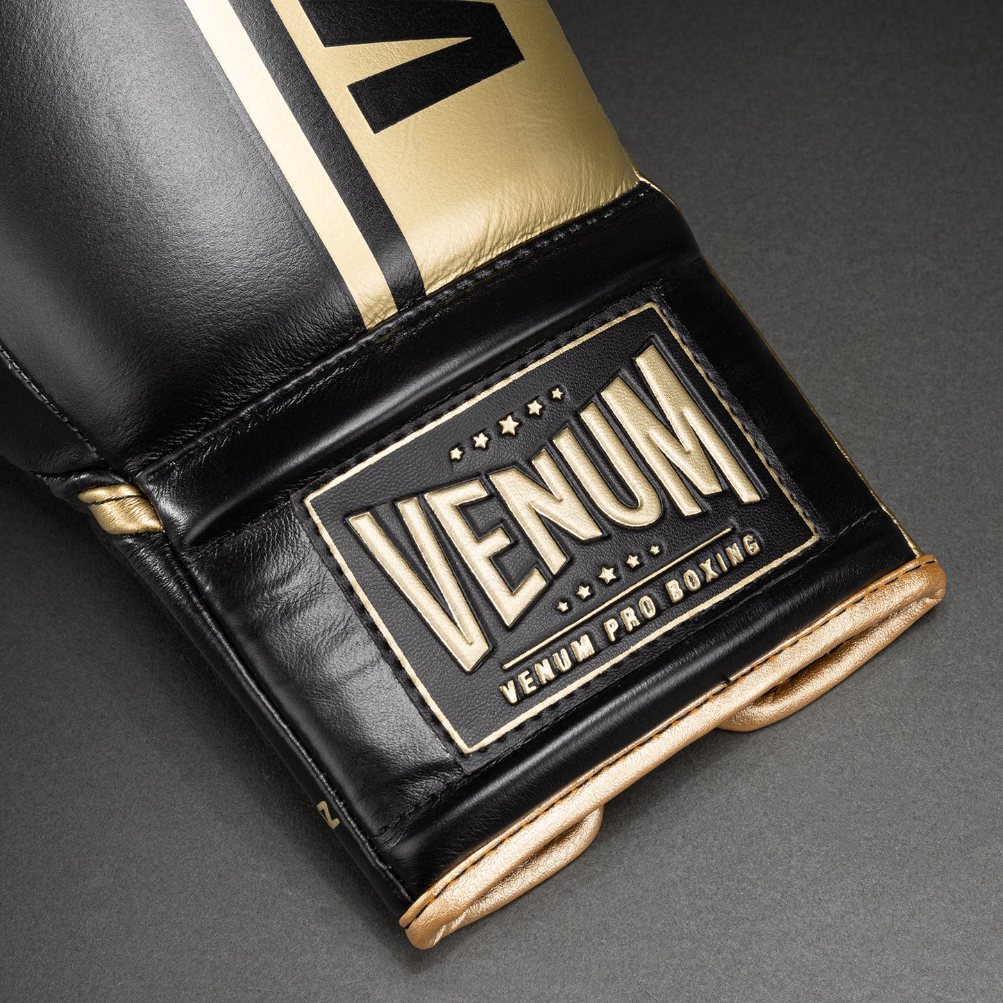 Venum Shield Profi-Boxhandschuhe mit Schnürung - Schwarz/Gold