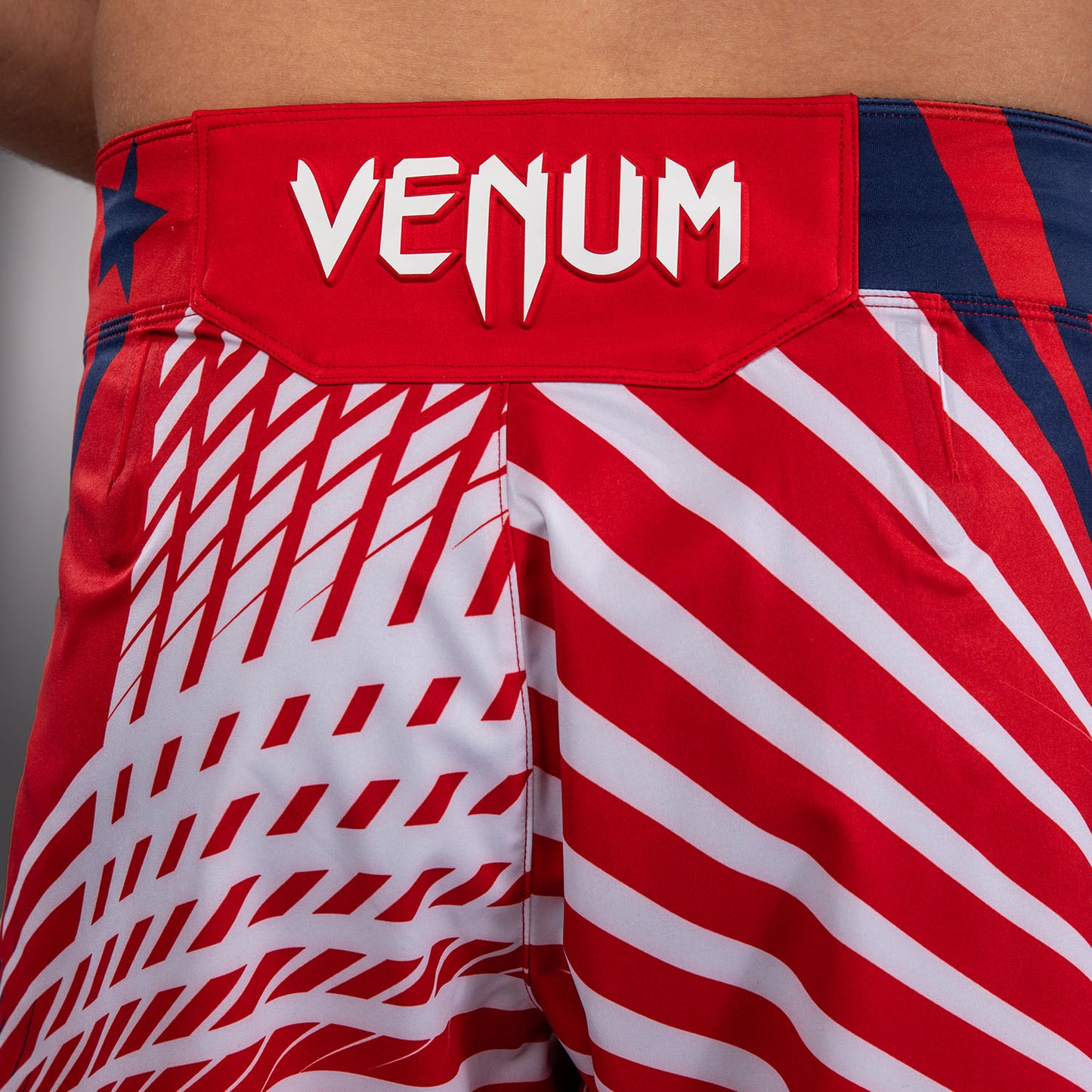 Official UFC Freedom 250 by Venum Authentic Fight Night Fight Shorts im Short Fit für Herren - Rot