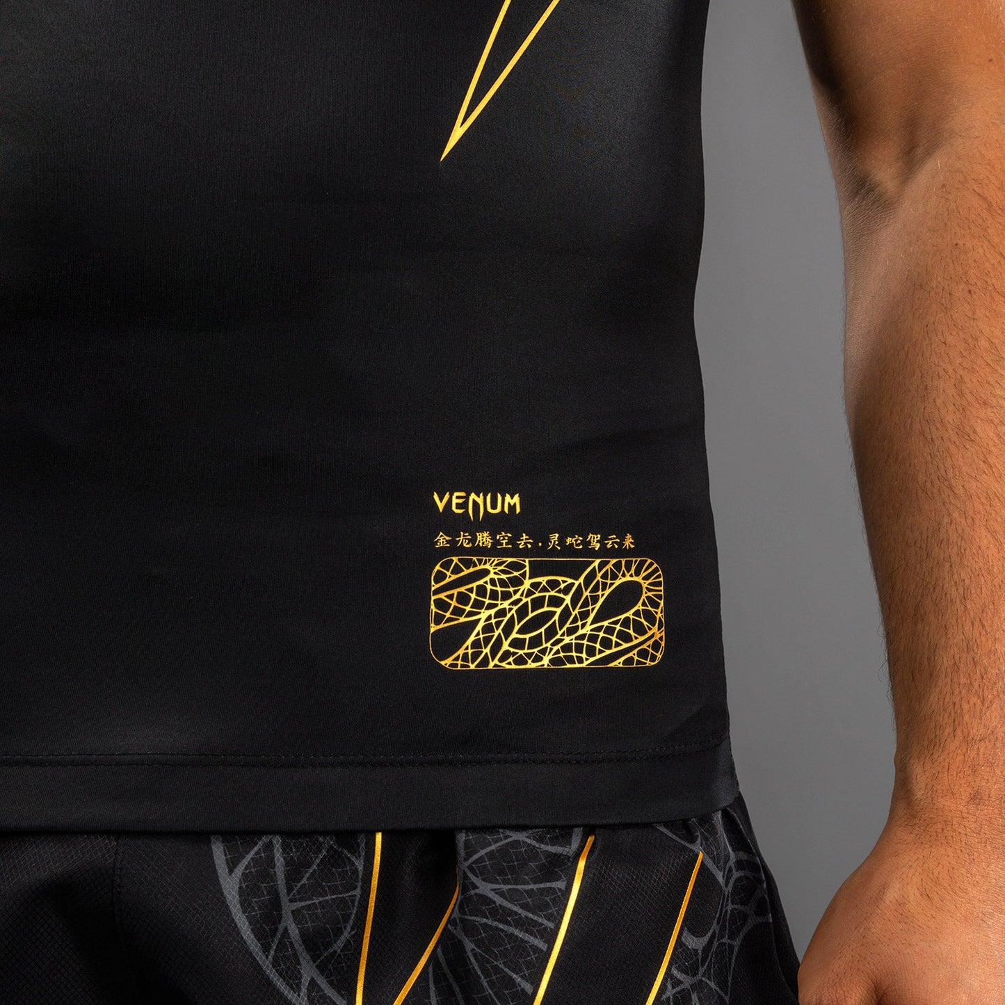 Venum Serpenti Ärmelloses Rashguard – Schwarz/Silber/Gold