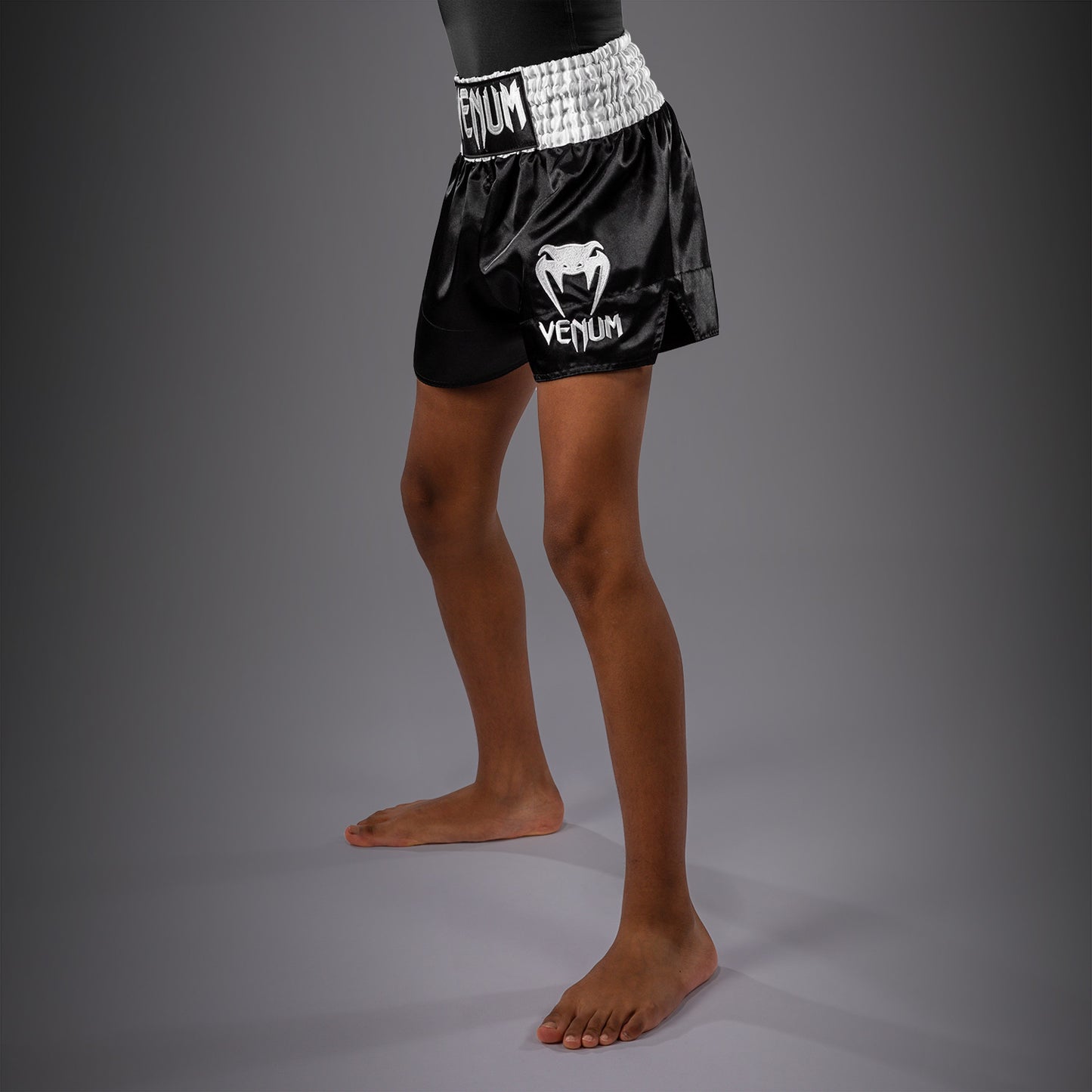 Venum Classic Muay-Thai-Shorts für Kinder – Schwarz/Weiß