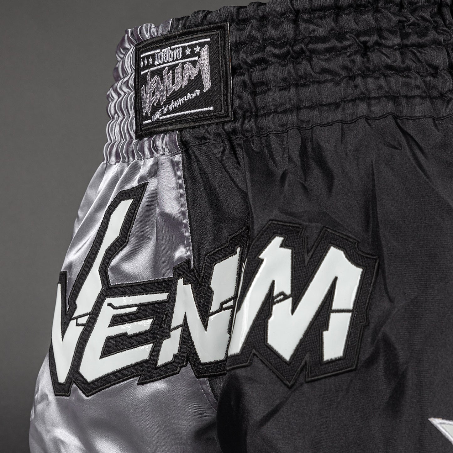 Venum Inferno 2.0 Muay Thai Shorts - Grau/Schwarz