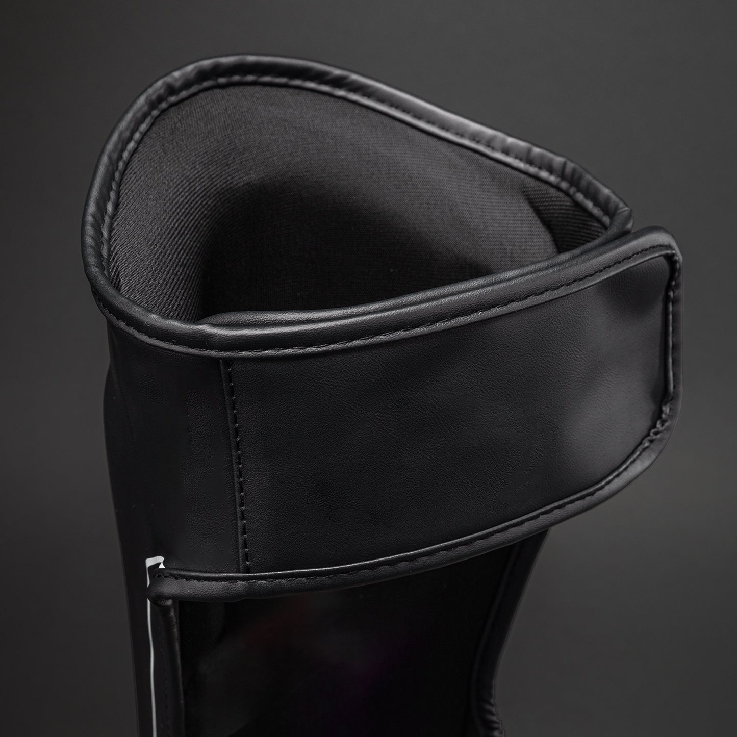 Venum Stealth Schienbeinschoner – Schwarz/Weiß