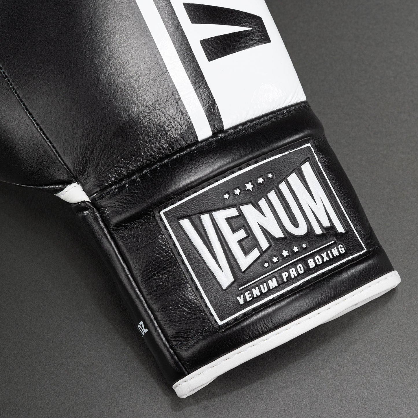 Venum Shield Pro Boxhandschuhe mit Schnürung - Schwarz/Weiß