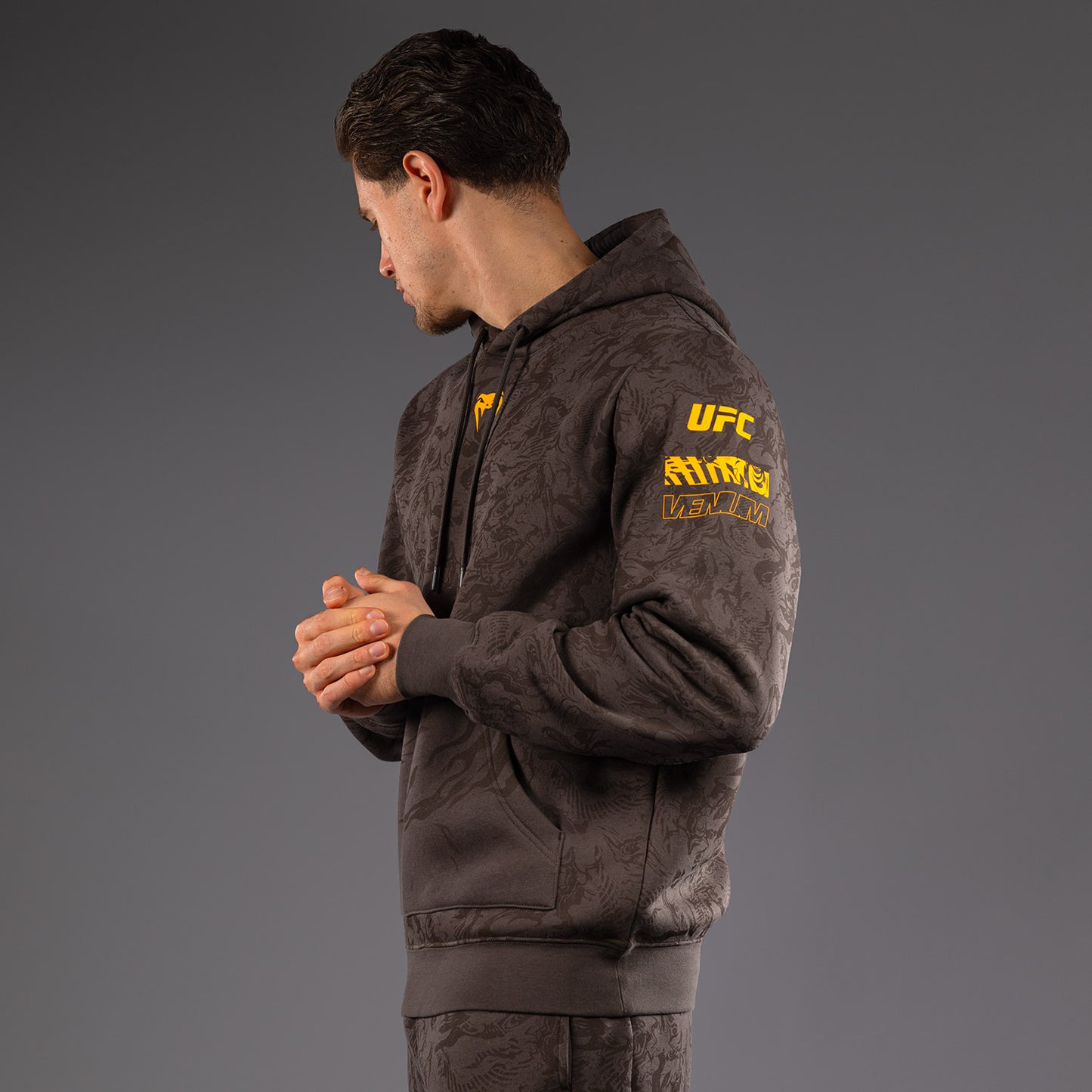 UFC Fusion by Venum Fight Week Herren Pullover Hoodie - Erdiges Braun