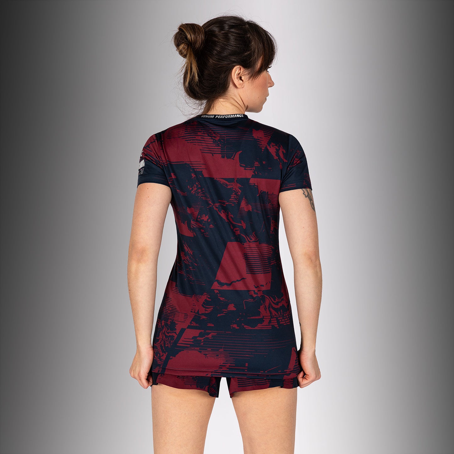 UFC Zenith by Venum Authentic Fight Week Performance Kurzarm T-Shirt Damen - Marineblau/Burgunderrot/Silber