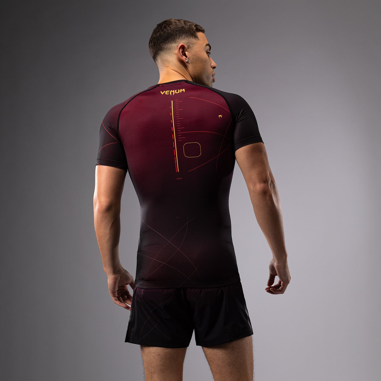 Venum Tactical XT Kurzärmeliger Rashguard für Männer - Schwarz/Burgund/Gold