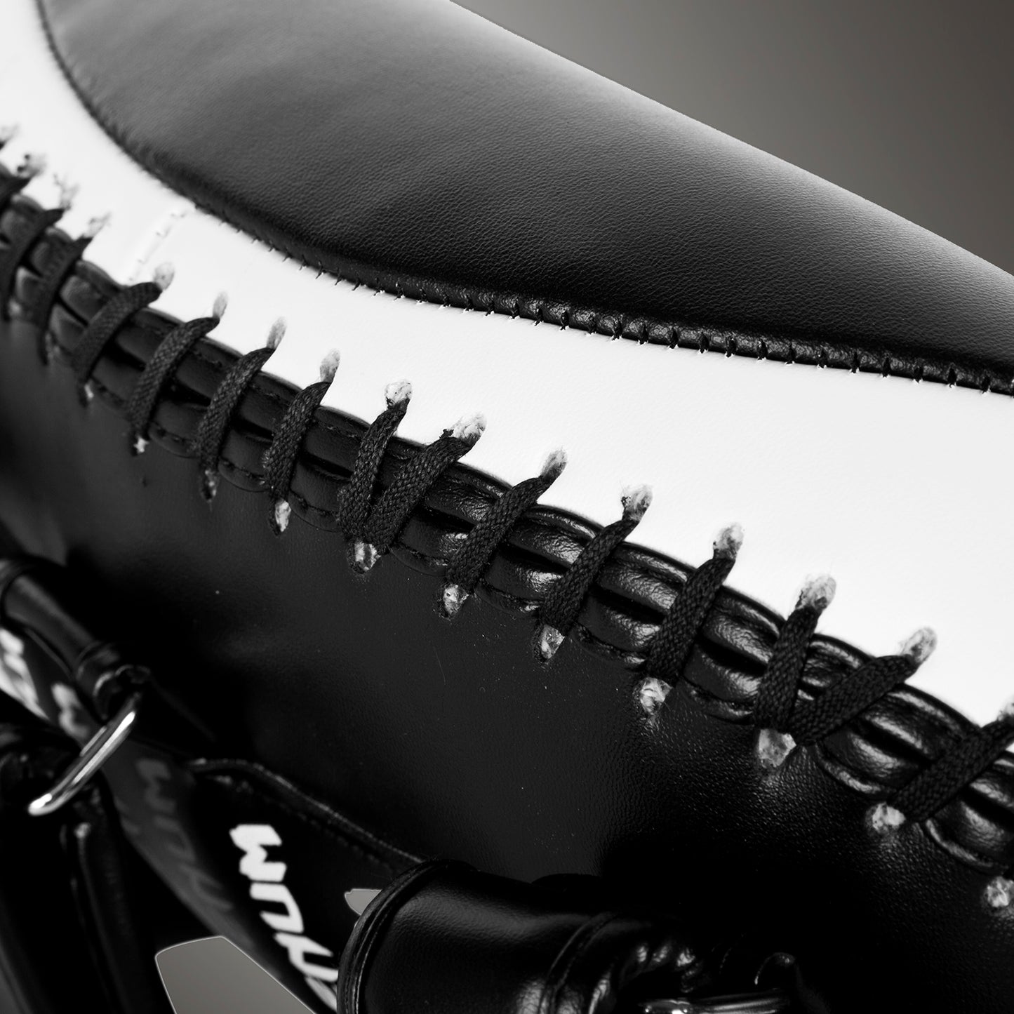 Venum Light Kick Pads - Skintex Leder - Schwarz/Ice (Paar)
