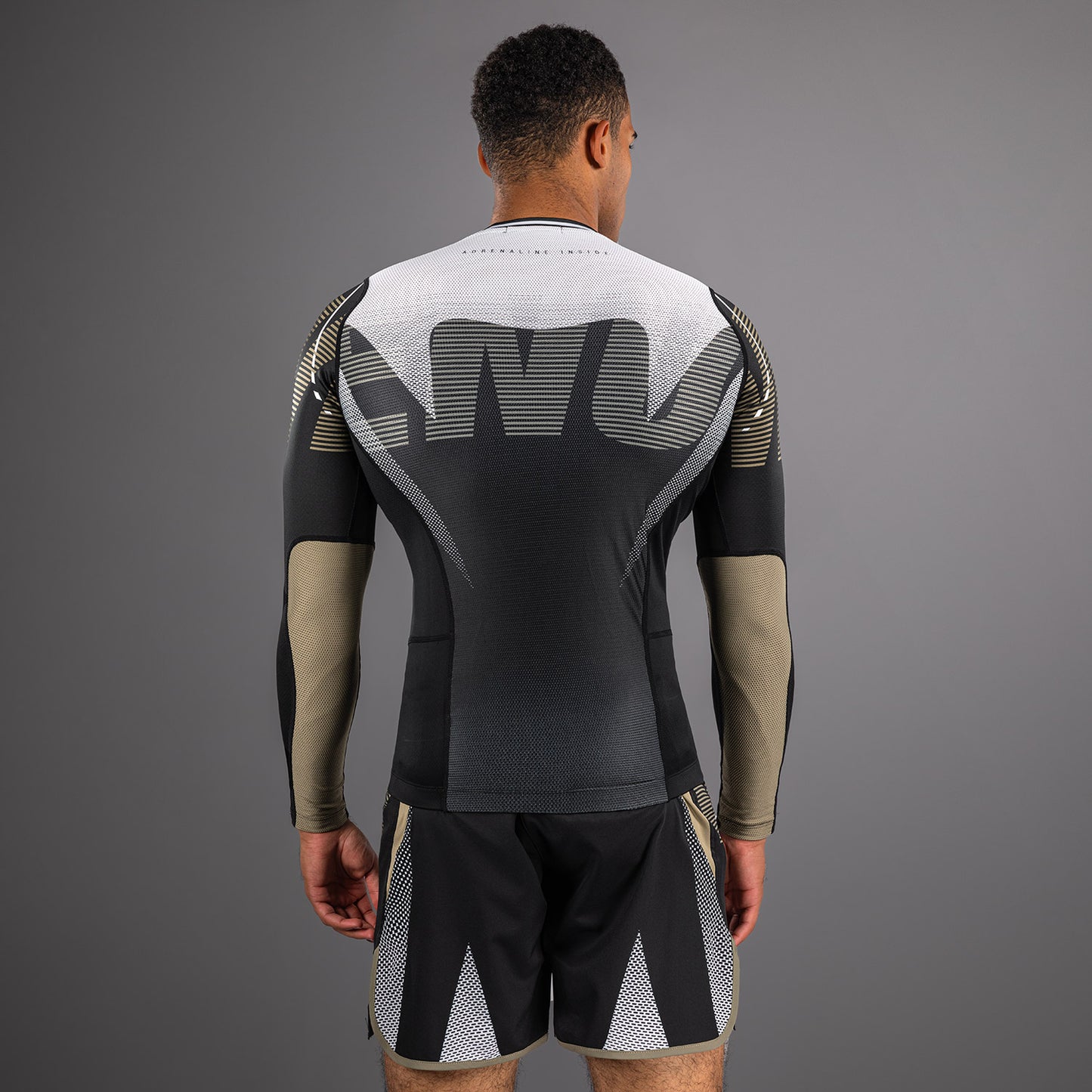 Venum Adrenaline Langarm Rashguard – Schwarz/Sand