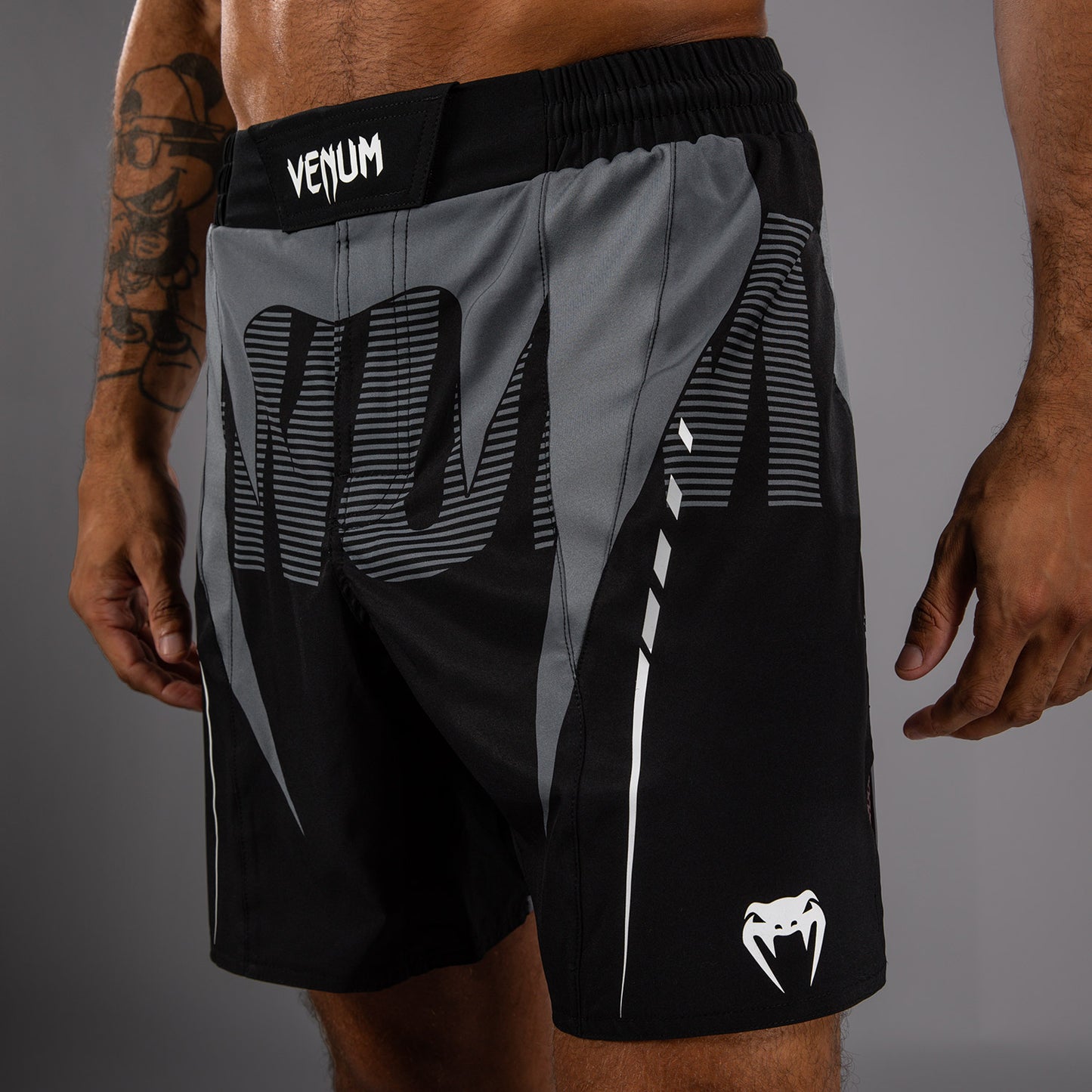 Venum Adrenaline Fightshorts – Schwarz/Silbergrau