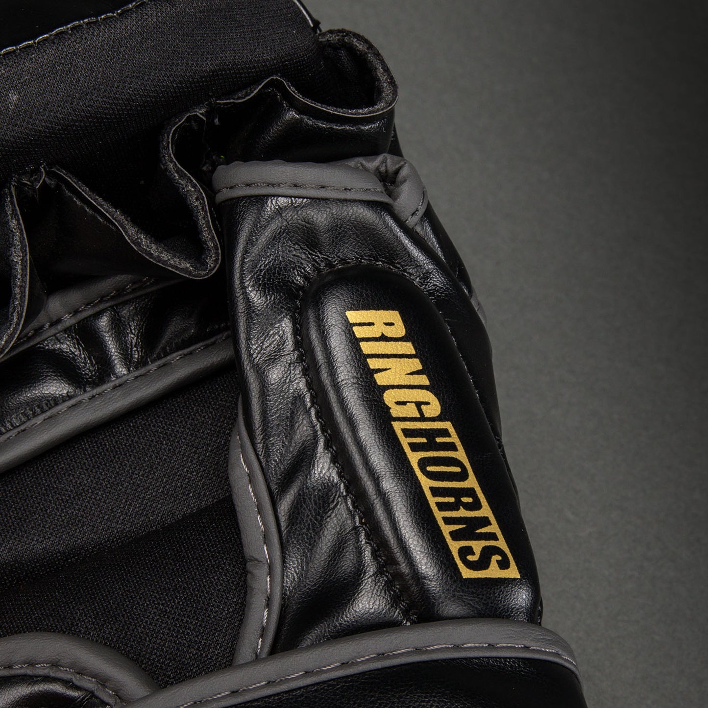Ringhorns Charger by Venum MMA Sparringhandschuhe – Schwarz/Gold