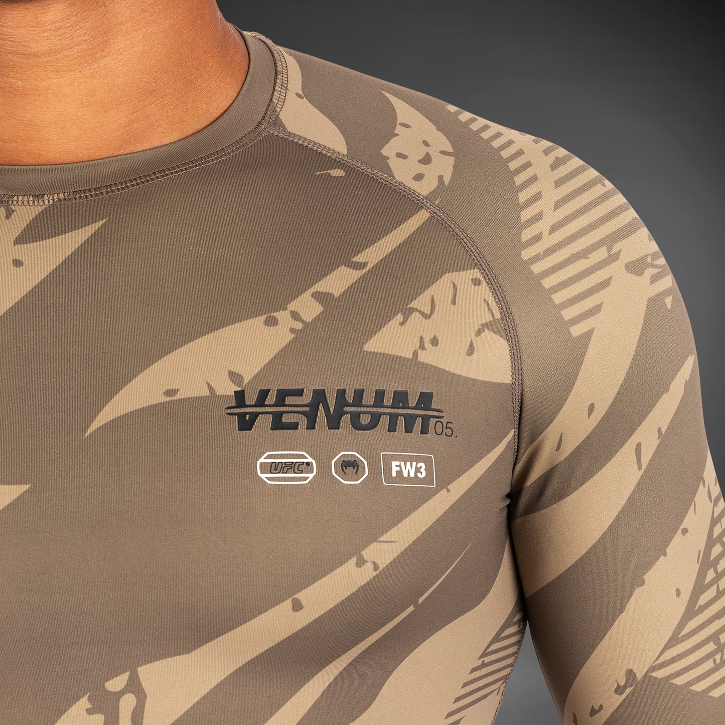 UFC Adrenaline by Venum Fight Week Performance Langärmeliger Rashguard - Desert Camo