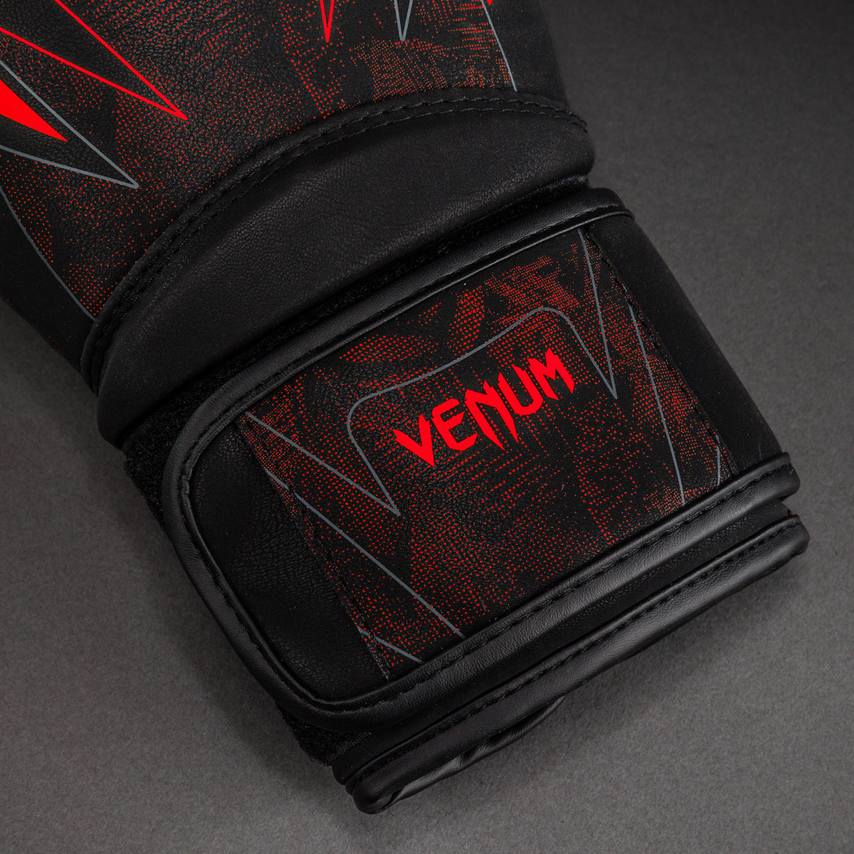 Venum Impact Amazonia Reborn Boxhandschuhe - Schwarz/Rot