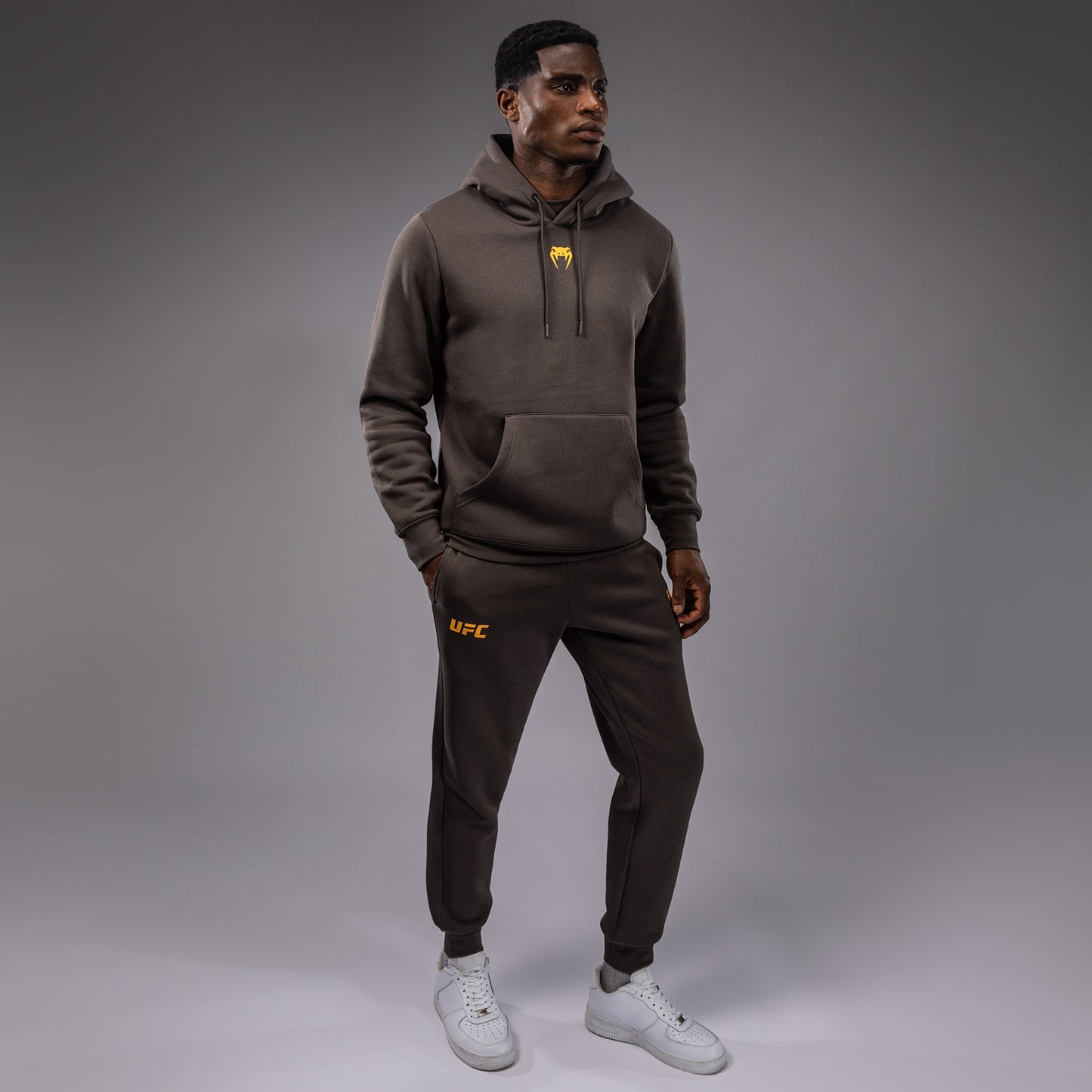 UFC Fusion by Venum Fight Week Herren Pullover Hoodie - Solid Erdiges Braun