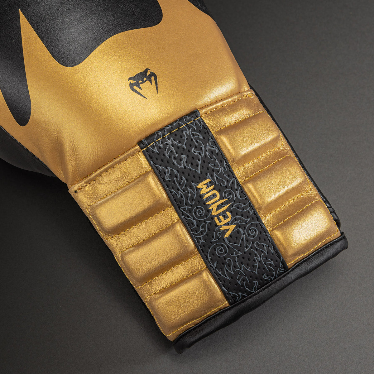 Venum Reverso Boxhandschuhe – Schwarz/Gold