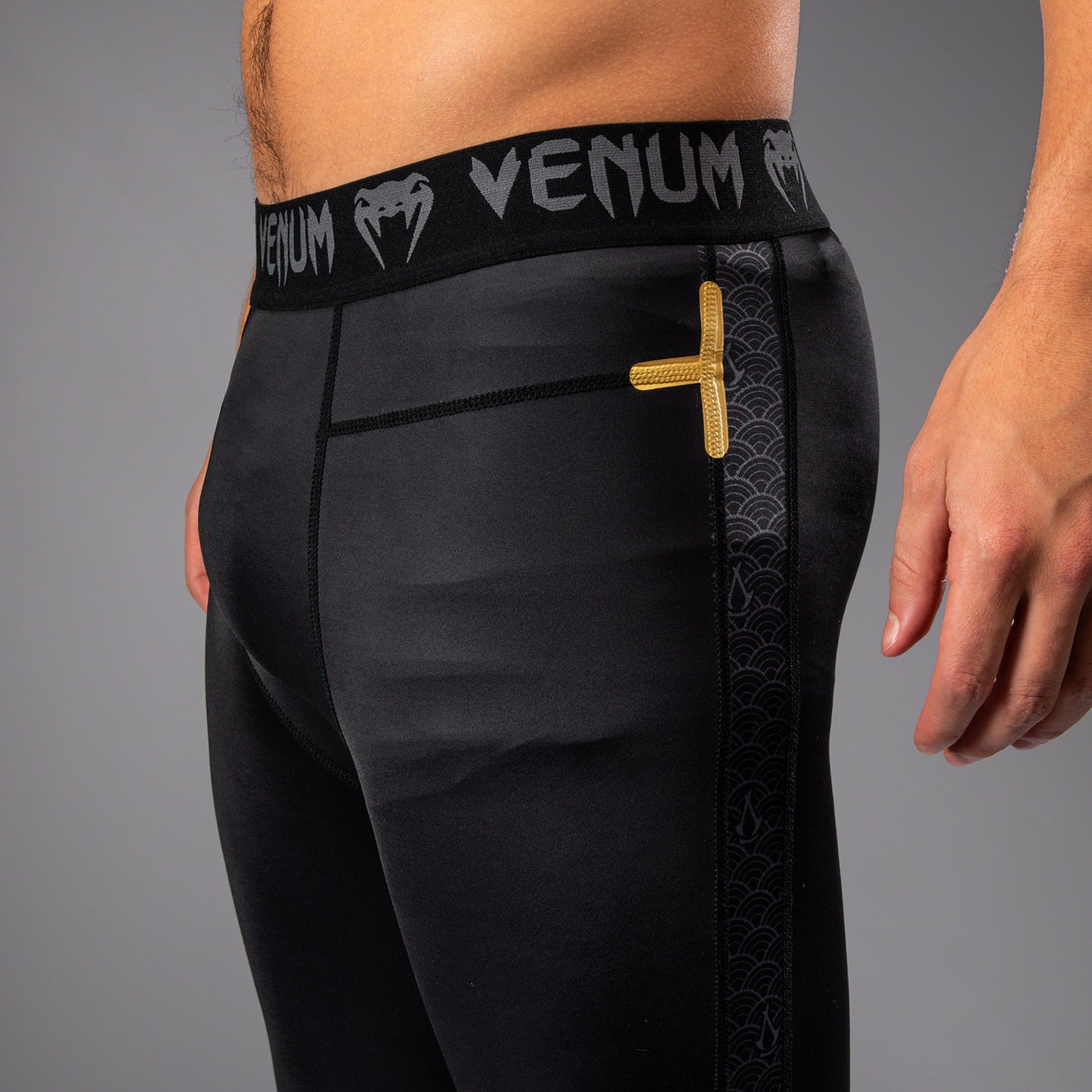 Venum x Assassin’s Creed Shadows Herren Gamaschen - Schwarz/Gold
