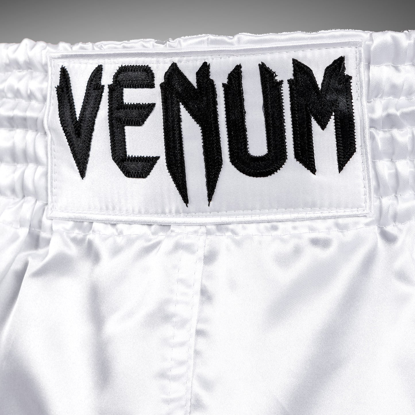 Venum Classic Muay Thai Shorts - Weiß/Schwarz
