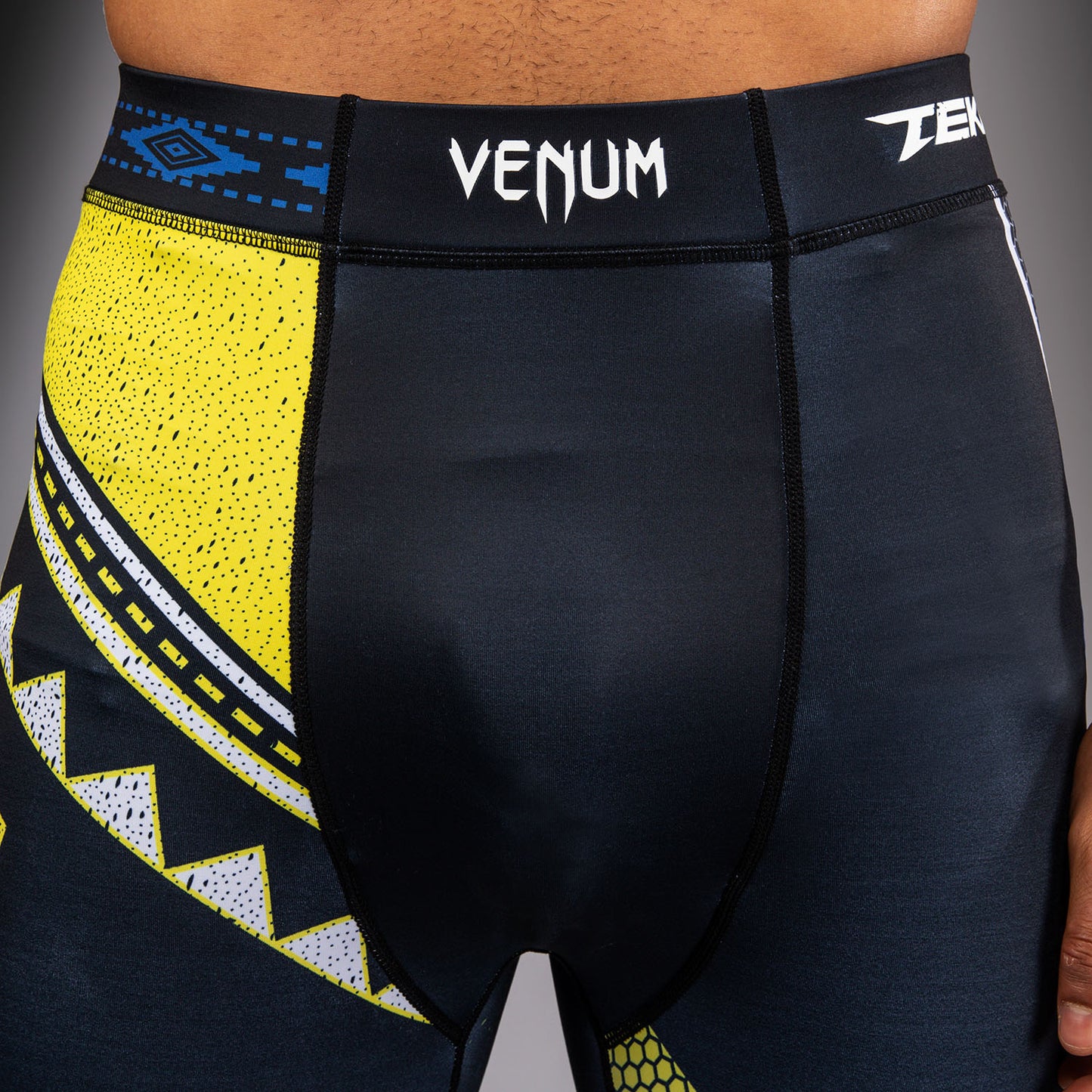 Venum x TEKKEN 8 Spats - King - Schwarz/Gelb