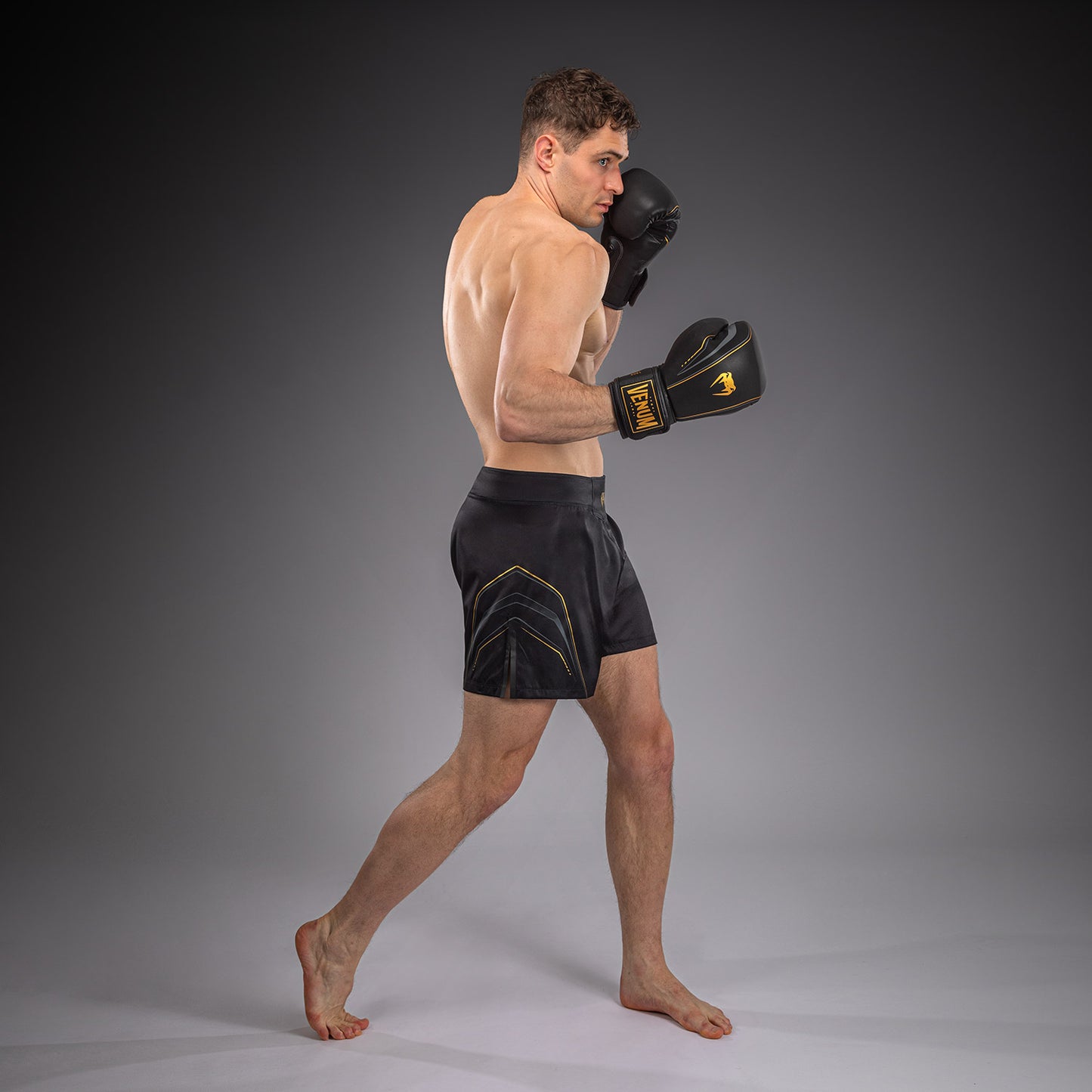 Venum Streamline Fightshorts – Schwarz/Gold